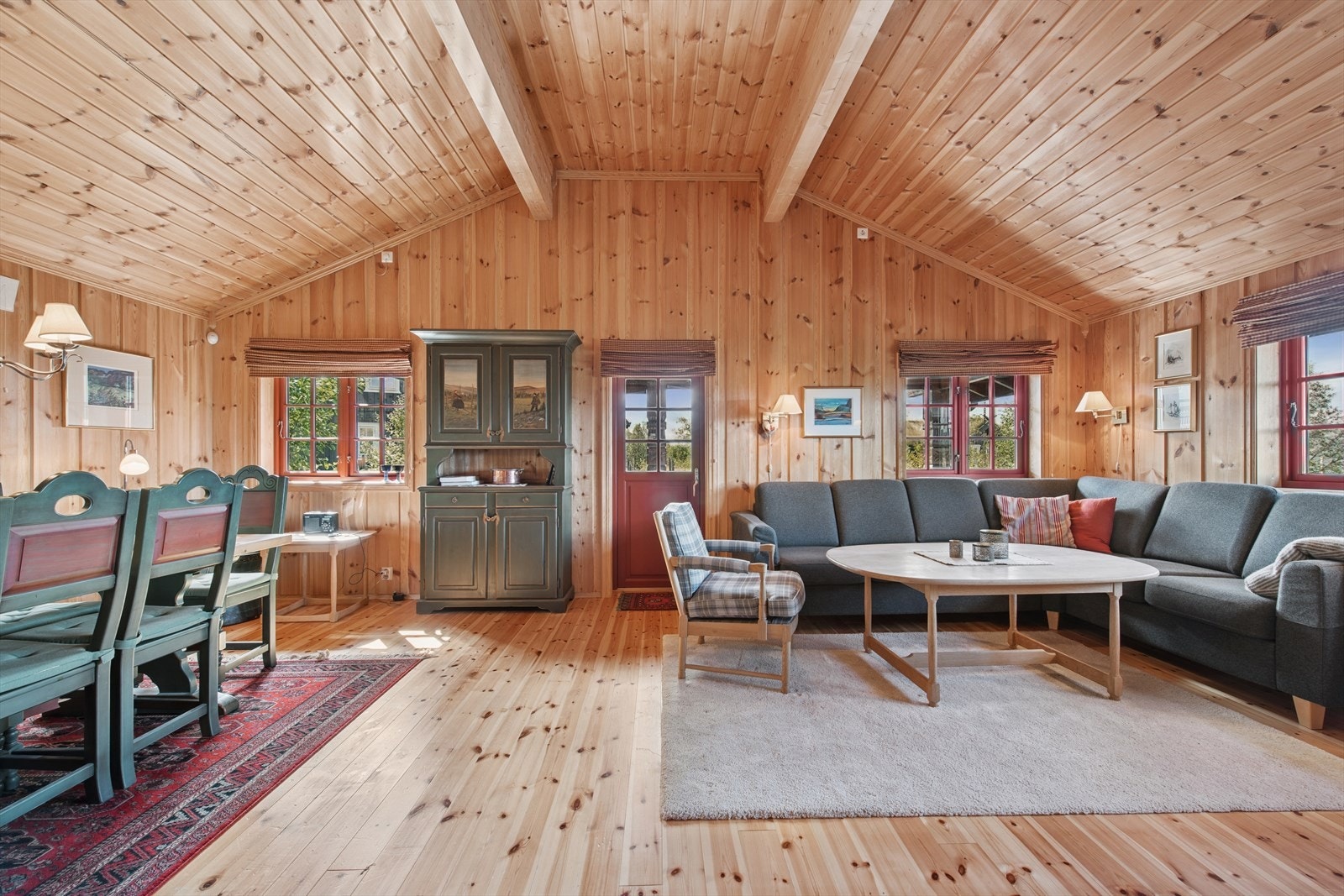 Stuen byr på fleksible møbleringsmuligheter med plass til hjørnesofa og sofabord, kombinert med god takhøyde som gir et flott, luftig og representativt oppholdsrom. Galleribilde