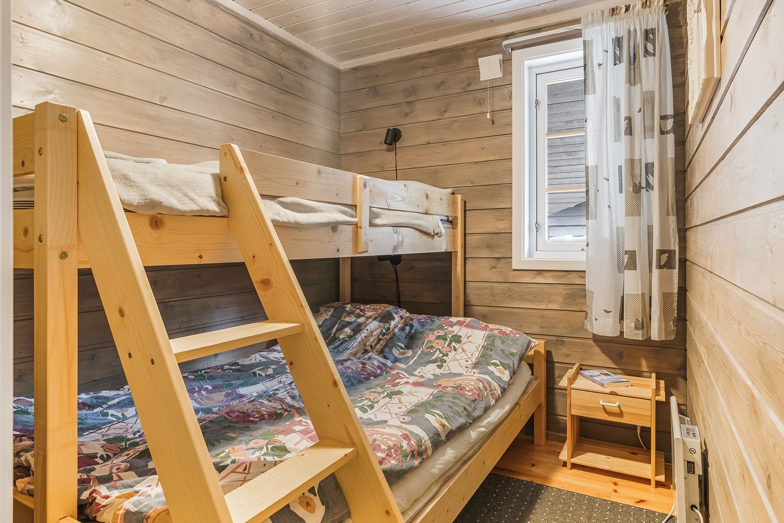 Soverom 3 er et et noe mindre rom. Soverommet er praktisk innredet med en familiekøye som gir 3 sengeplasser. Galleribilde