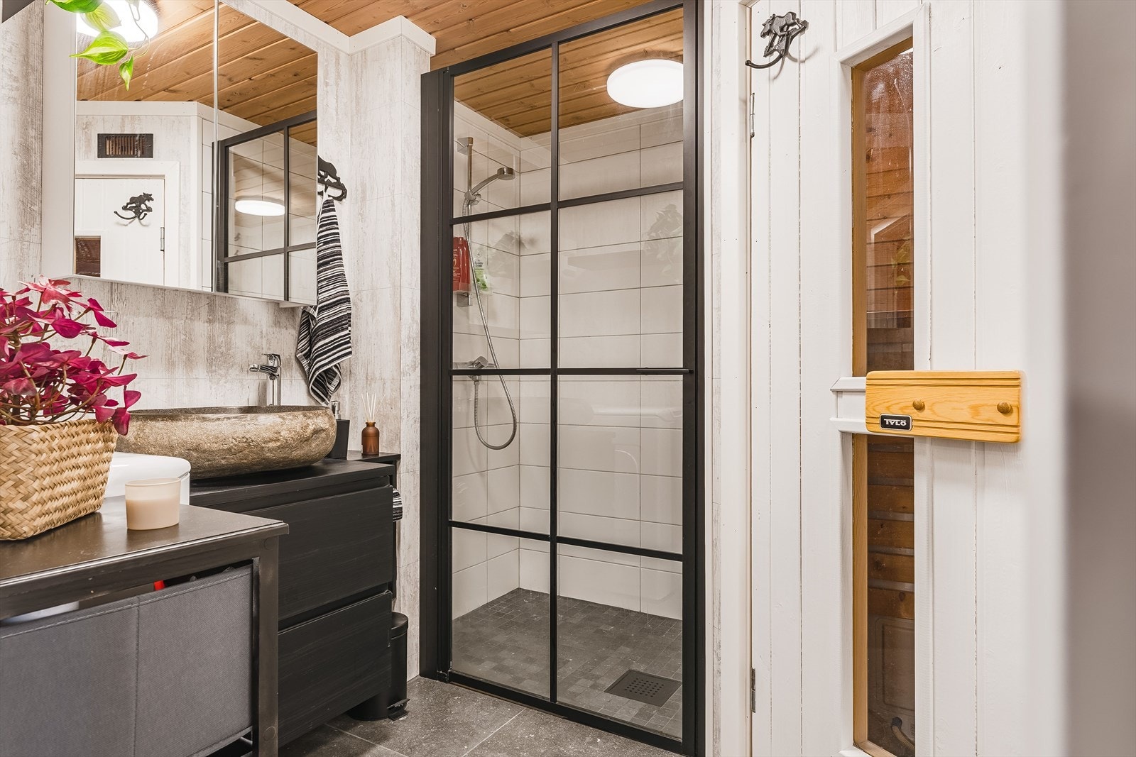 Baderommet ble pusset opp av firma i 2022 og er et flott baderom med gode kvaliteter. Baderommet har flislagt gulv med gulvvarme, fliser og våtromsplater på veggene og elektrisk styrt vifte. Galleribilde