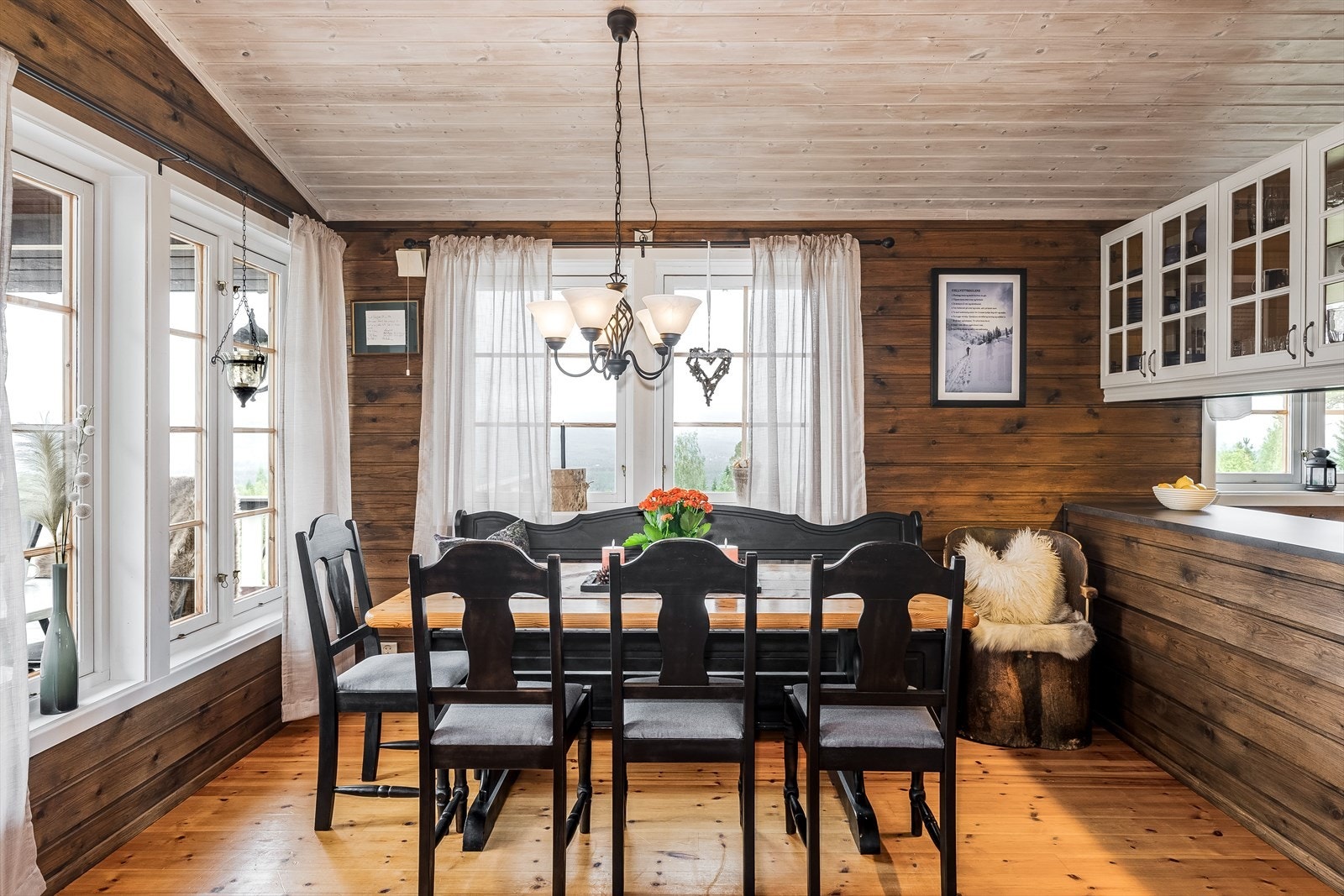 Stuen har store vinduer mot tre ulike himmelretninger som sørger for rikelig med naturlig lys, samt åpner opp for den nydelig utsikten. Galleribilde