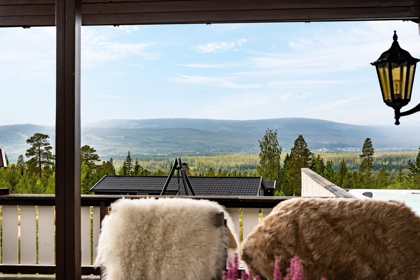 Fra stuen har du utgang til en stor og solrik terrasse på ca. 49m². Hytta ligger ca. 571 moh. i flotte og naturskjønne omgivelser i fantastiske Fulufjellet, med helårs tur- og friluftsmuligheter omtrent rett utenfor døra. Galleribilde