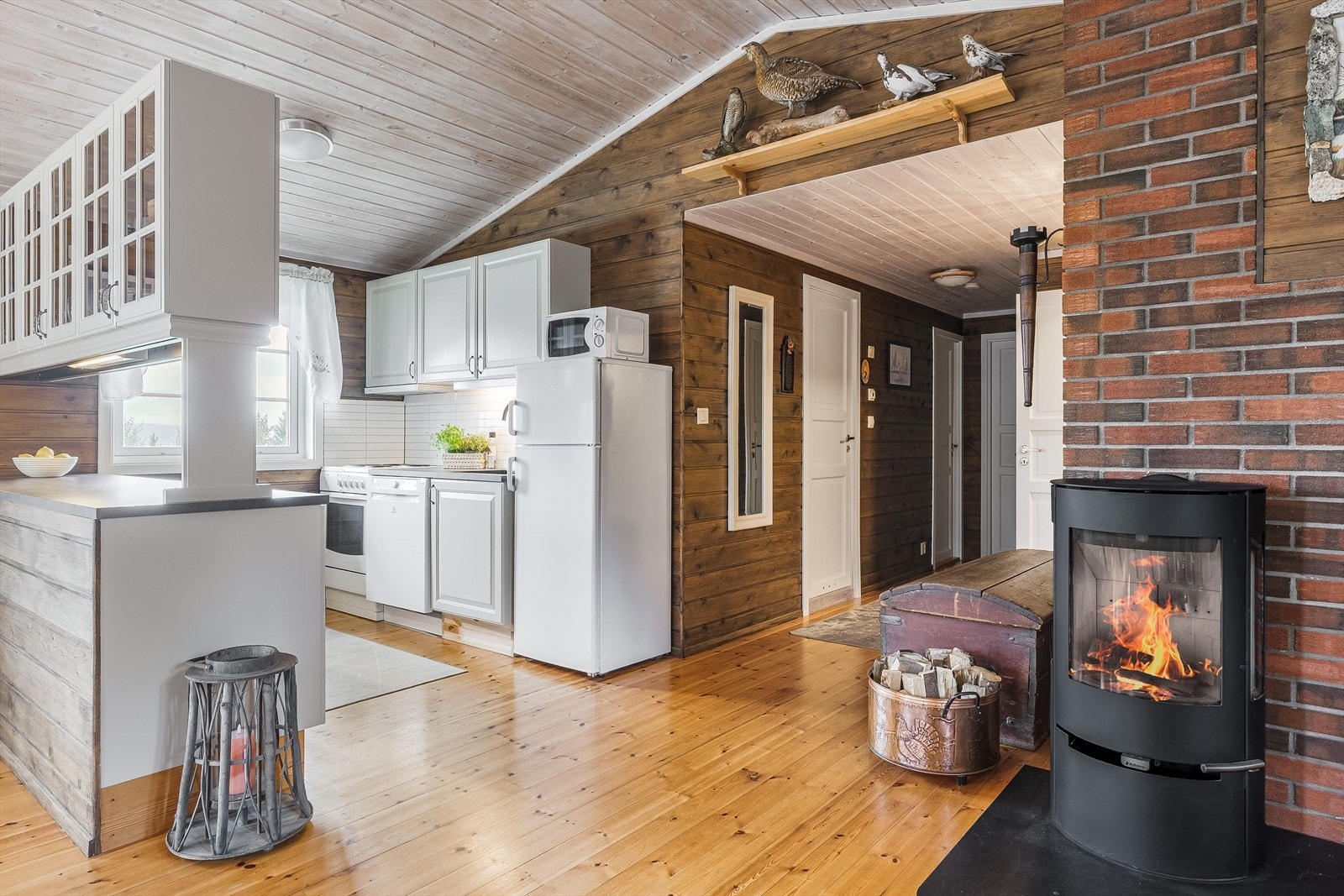 Lysinnslippet kombinert med mønet himling gir en god og luftig romfølelse. Galleribilde