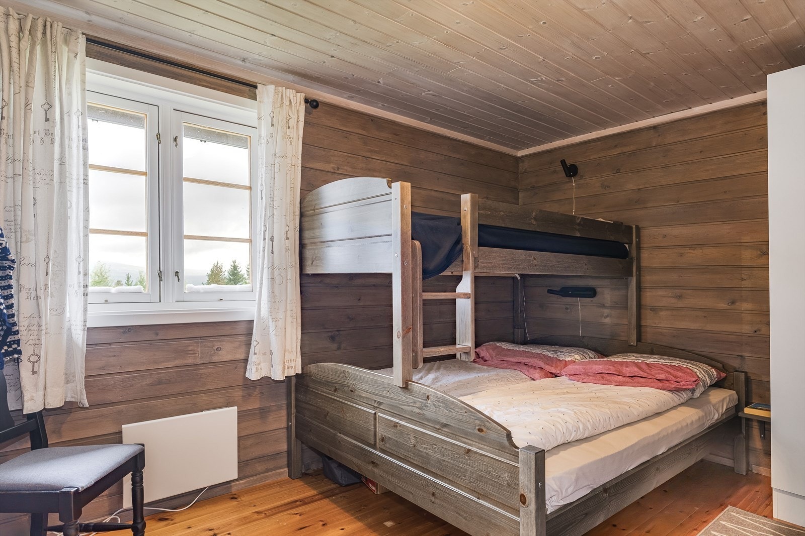 Soverom 2 er i dag innredet med en familiekøye med 3 sengeplasser. Det er også oppbevaringsplass i medfølgende garderobeskap. Galleribilde