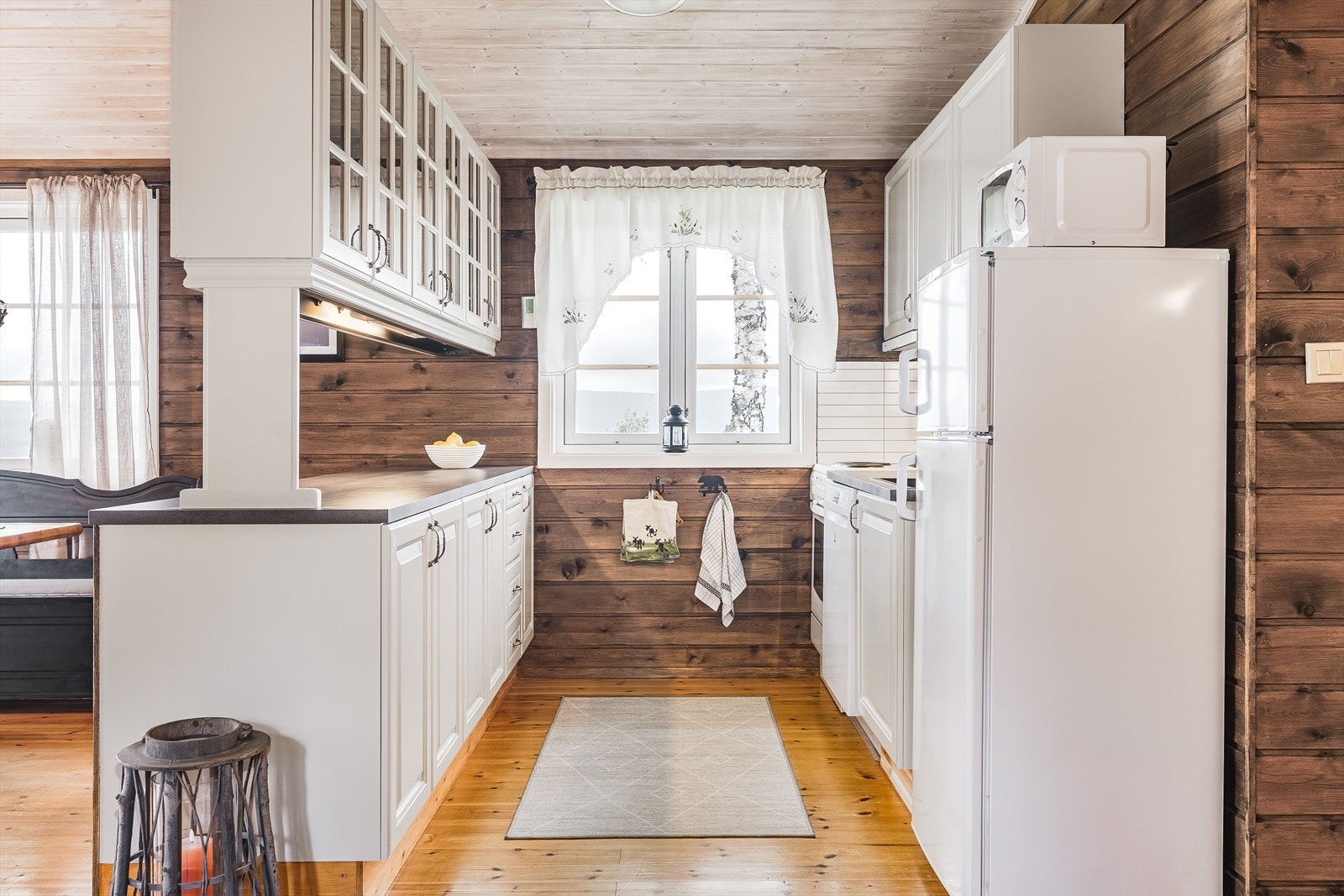 Kjøkkenet ligger i en fin og sosial åpen løsning med stuen. Innredningen har profilerte fronter som ble malt i 2024. Kjøkkenet ble også oppgradert med bla. ny benkeplate, kum og blandebatteri i 2024. Galleribilde