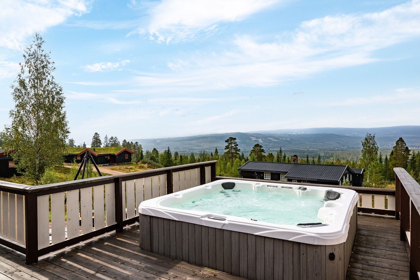Utenfor stuen er det en stor sydvestvendt terrasse på ca. 49m² med Jacuzzi, gode solforhold og fantastisk utsikt - her finner du enkelt roen! Galleribilde