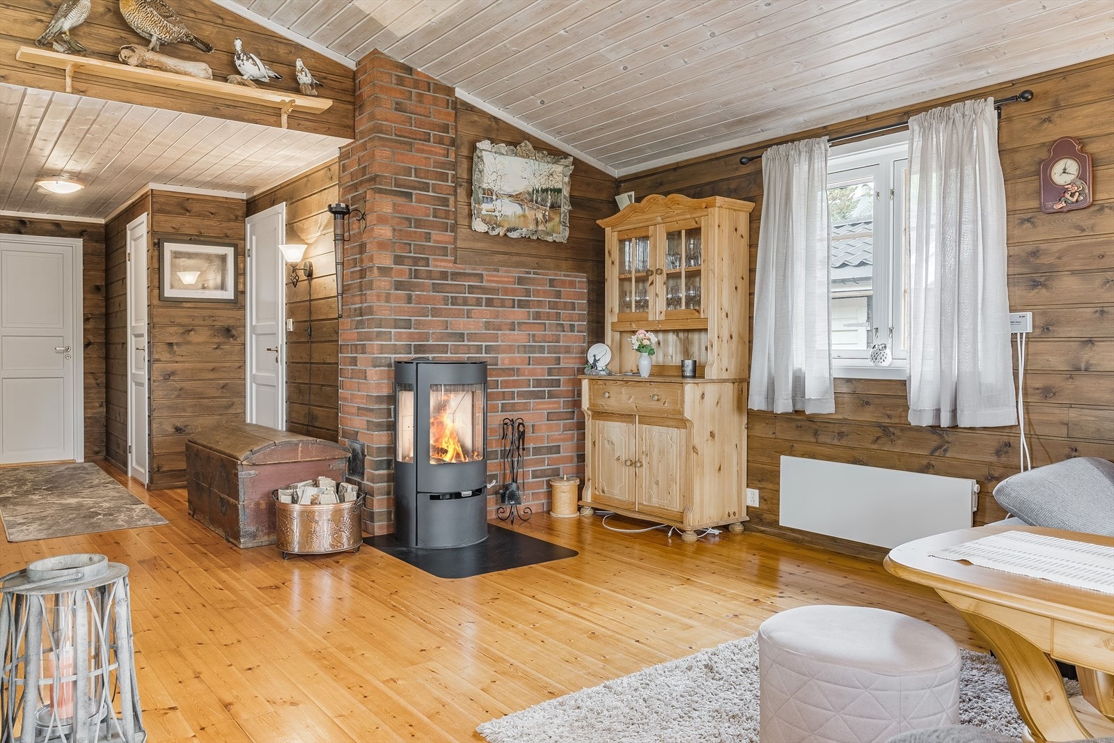 Som et fint midtpunkt i stuen har du en moderne vedovn fra 2020 som både gir god varme og bidrar til ekstra hygge. Galleribilde