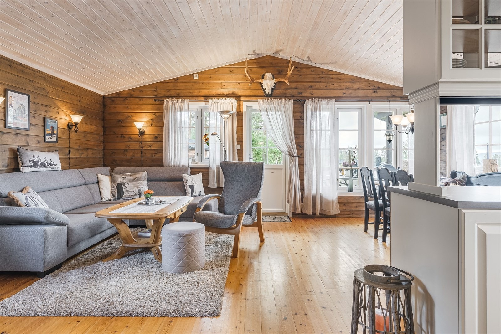 Stuen er det naturlige oppholdsrommet i hytta, og er et lyst og koselig rom for både avkobling og hygge. Galleribilde