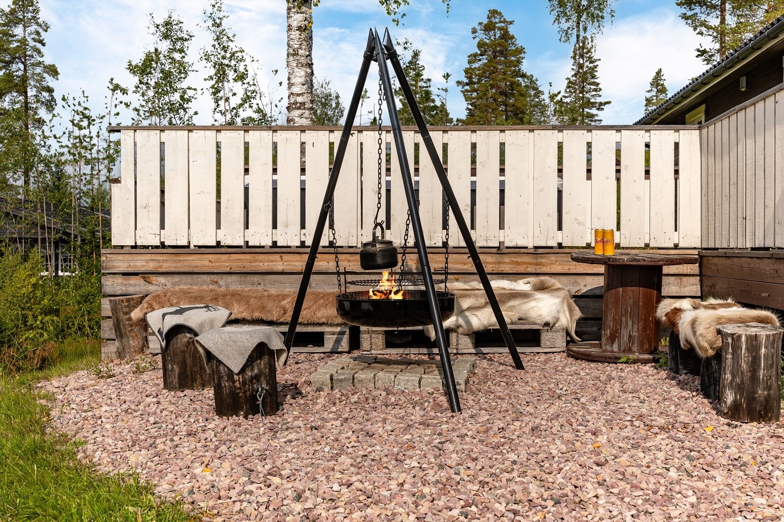 Utenfor terrassen er det opparbeidet en superkoselig grillplass. Galleribilde