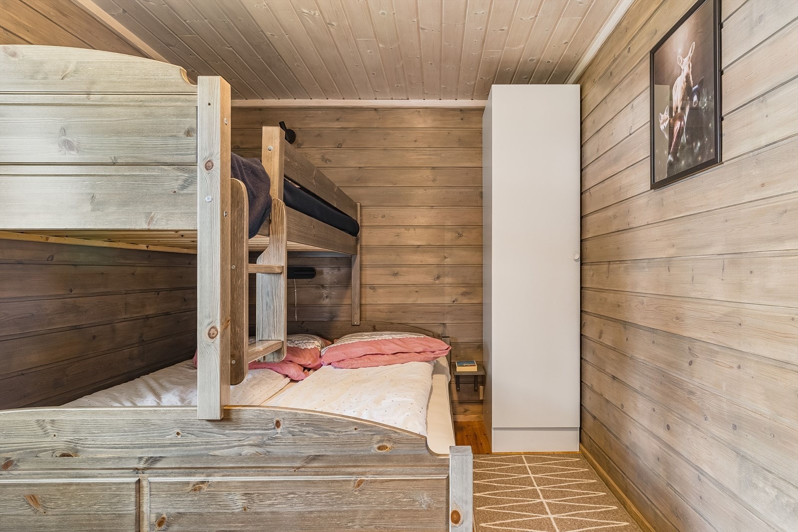 Soverommet har god standard med lakkerte tregulv og lun trepanel på veggene. Galleribilde