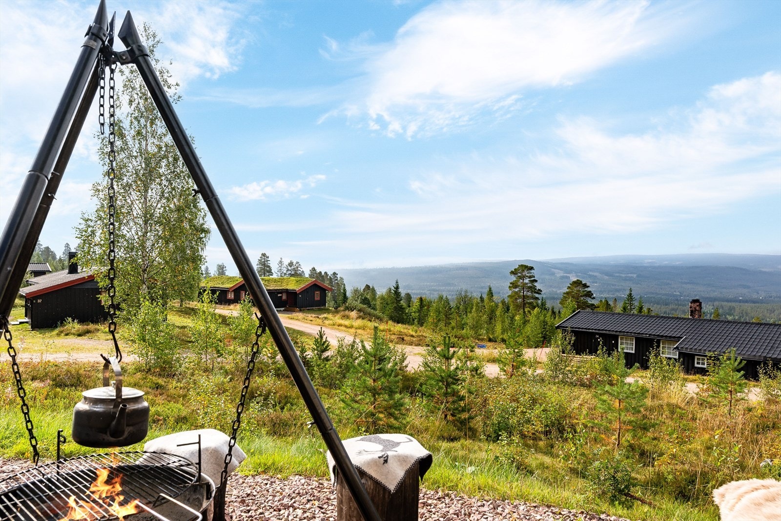Her sitter du høyt, fritt og solrikt med fantastisk flott utsikt! Galleribilde