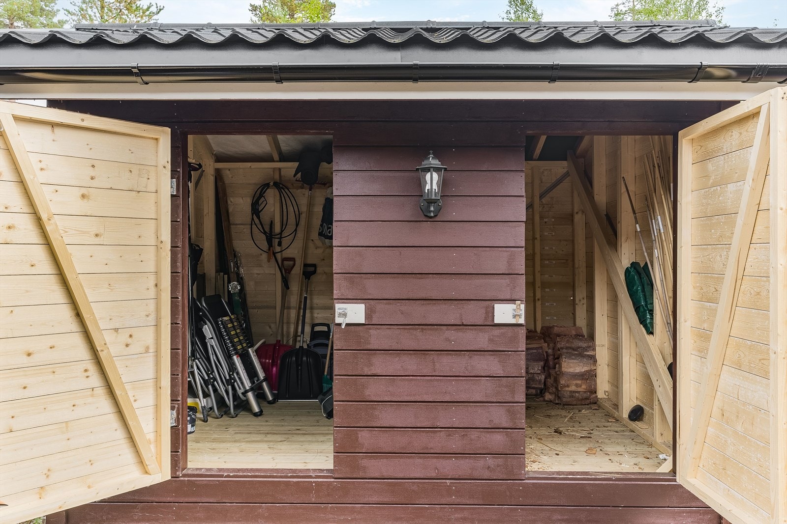 Frittstående uthus fra 2022 på 8m² som består av vedbod og lagerrom. Hytta har også inntilbygget bod på 5m² som er isolert. Galleribilde