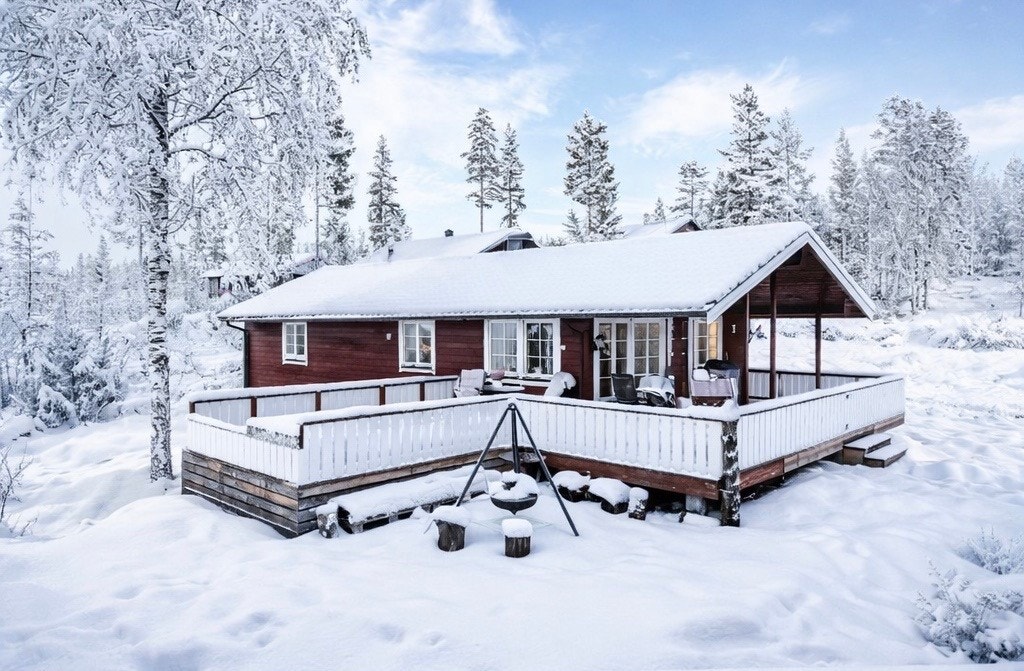 Fritidseiendommen er bebygd med en godt vedlikeholdt hytte fra 1994 og et uthus fra 2022. (Bildet er redigert med AI) Galleribilde