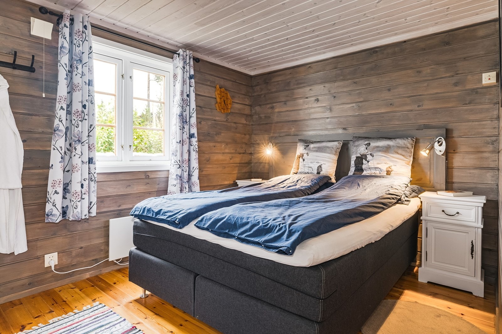 Soverom 1 er et koselig rom som i dag er innredet som et hovedsoverom med en stor dobbeltseng. Galleribilde