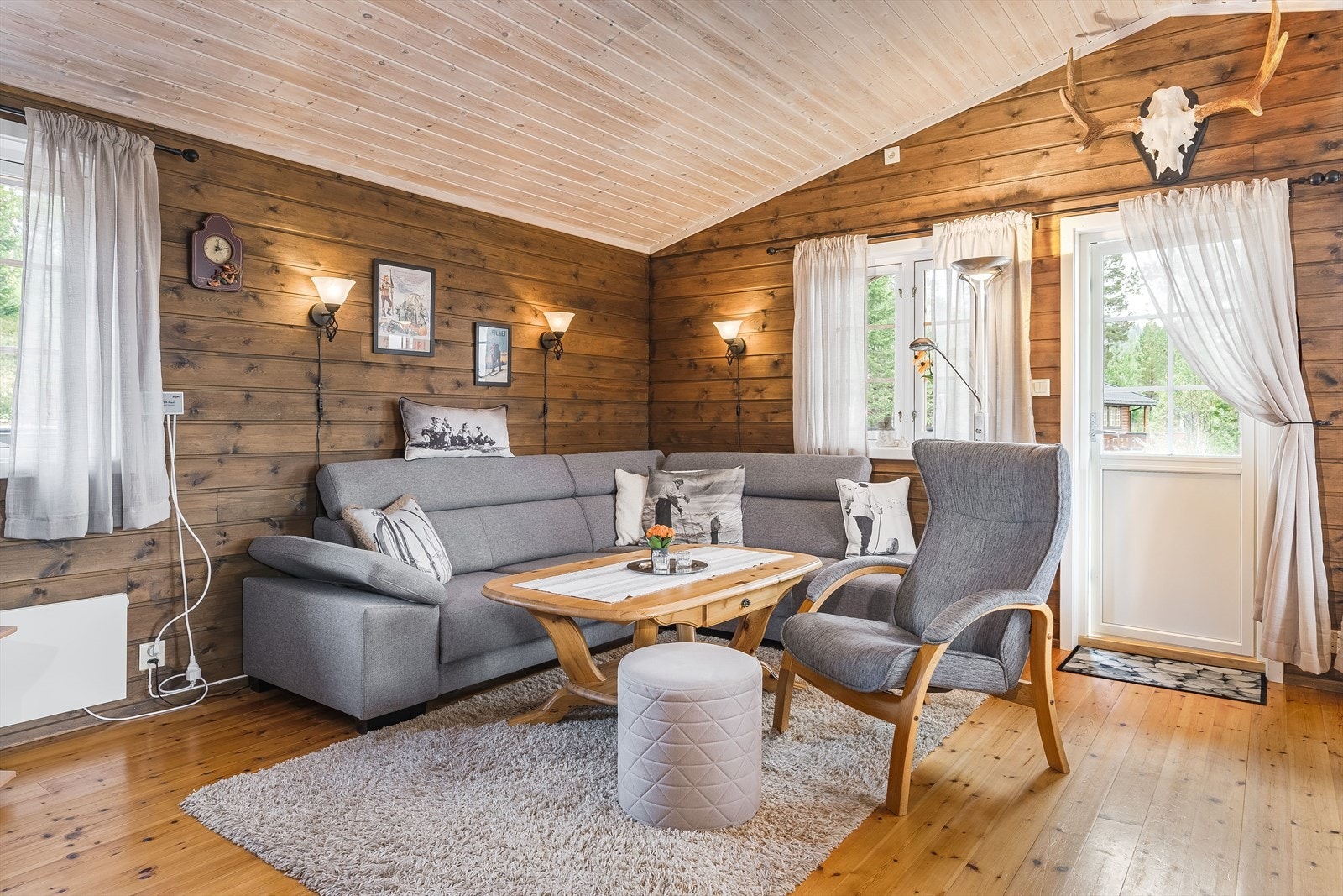 Stuen har en lun og god atmosfære med lakkerte tregulv og behandlet panel på veggene. Galleribilde