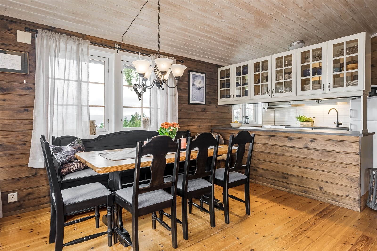 Spisestuen finner sin naturlige plass i rommet -dette er uten tvil et skikkelig hyggelig samlingspunkt! Galleribilde