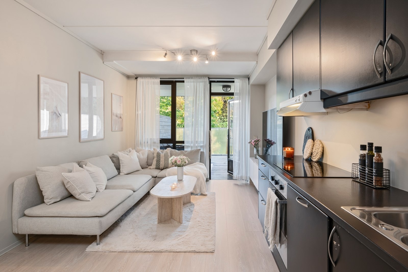 Leiligheten har fast parkeringsplass i felles parkeringskjeller - en praktisk løsning som er inkludert i fellesutgiftene. Galleribilde