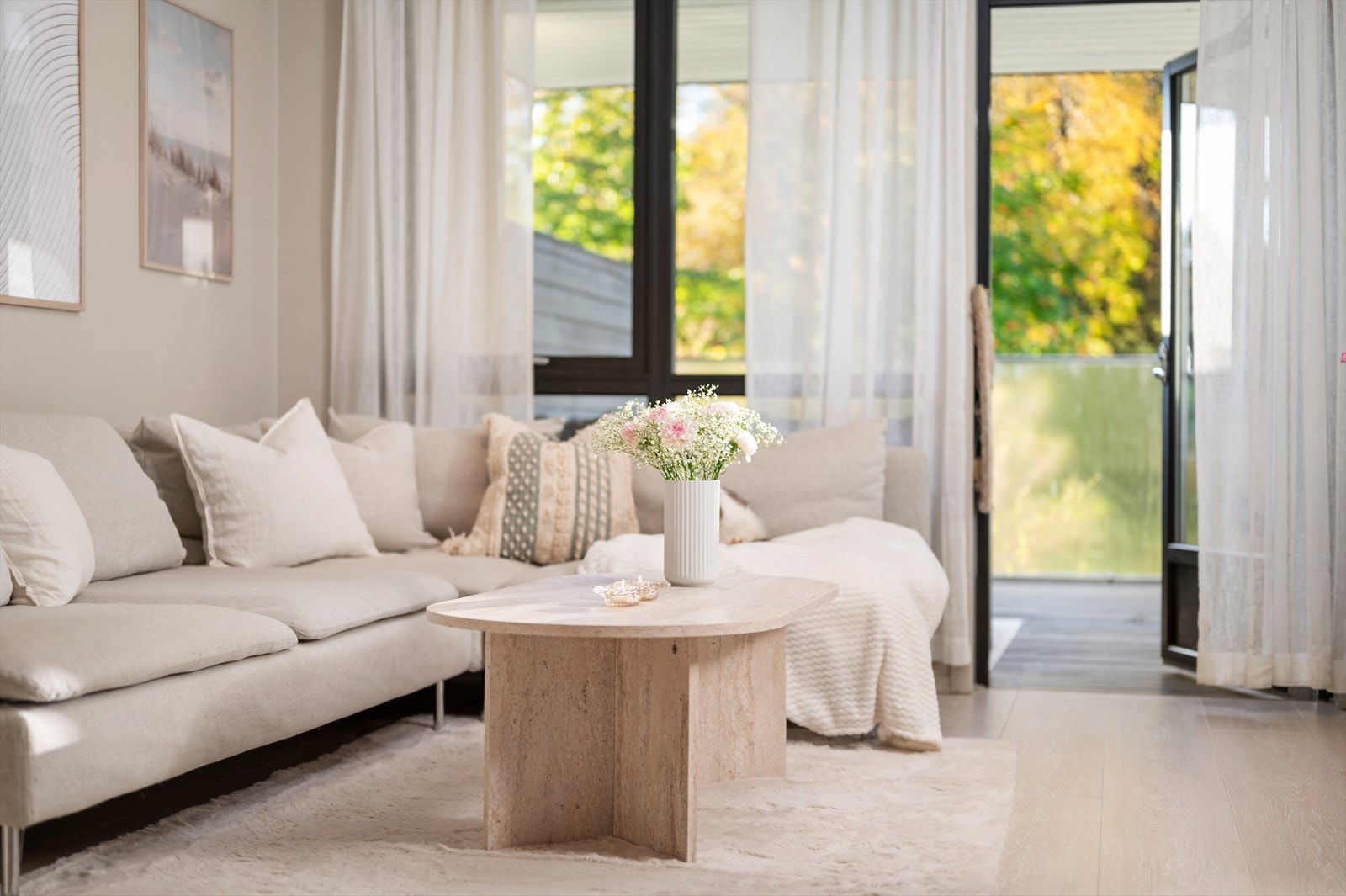 Boligen har vært gjennom en rekke oppgraderinger de siste årene. Det er blant annet lagt nytt gulv i 2021, vinduskarmer, dører, lister og kjøkken ble malt opp samme år, og baderomsinnredningen er ny fra 2024. Galleribilde