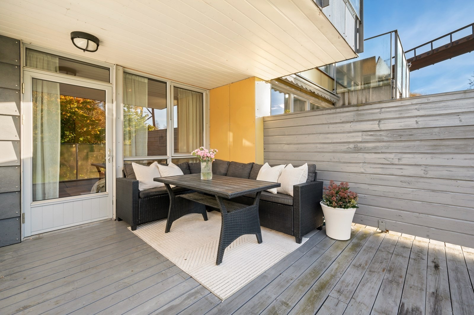 Terrassen vender mot sørvest og har svært gode solforhold. Med god plass og fleksible møbleringsmuligheter ligger alt til rette for å nyte lange, solrike sommerdager i fred og ro. Galleribilde