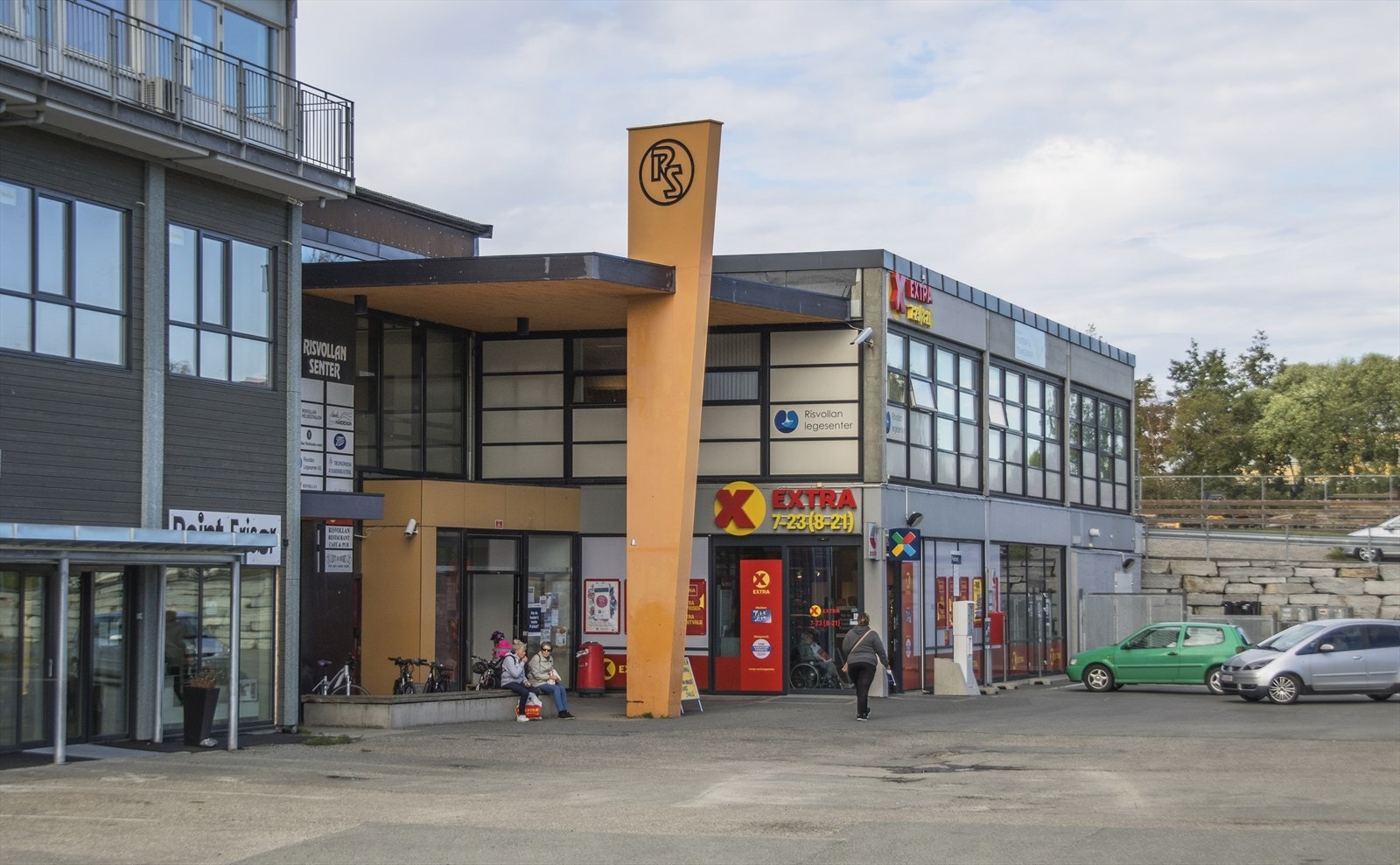 Risvollan senter befinner seg like i nærheten, og her finner du tilbud slik som dagligvarebutikk, restaurant, frisør, treningssenter, bibliotek m.m. Galleribilde