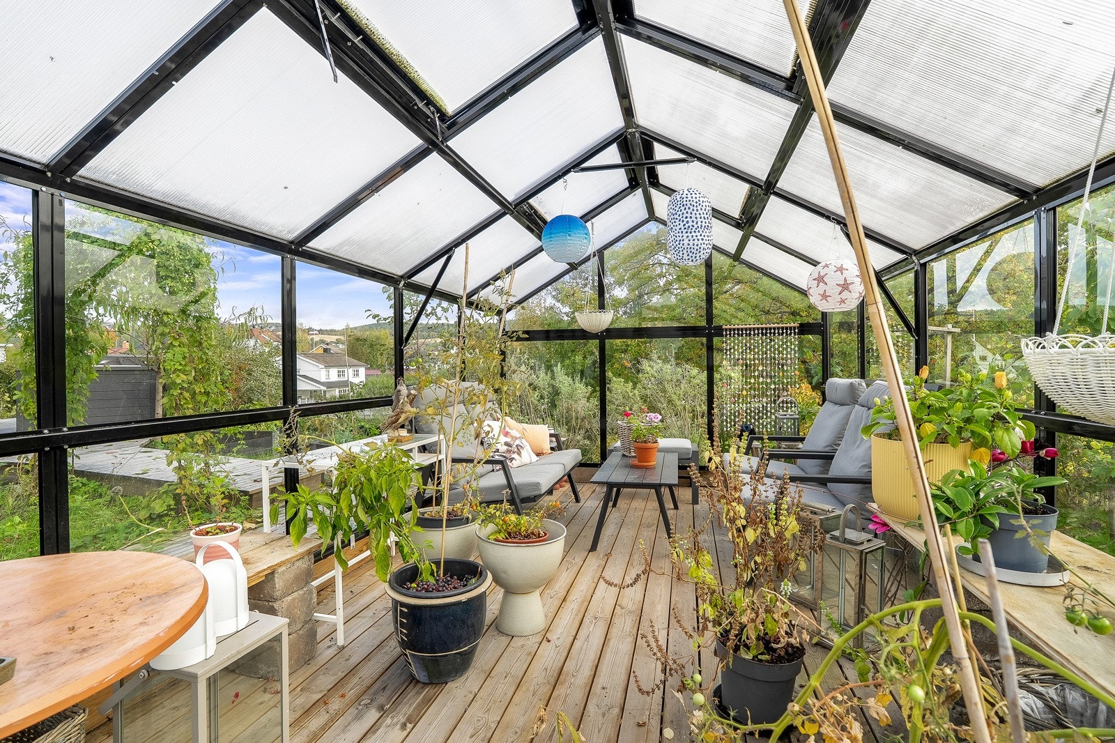 Et fint sted å dyrke egne planter og blomster, med mulighet for en lun sitteplass i tilknytning. Galleribilde