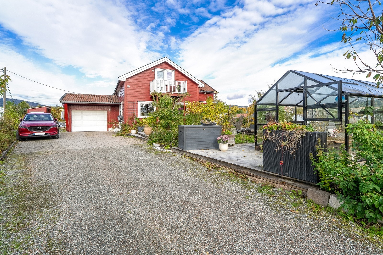 Gruset innkjøring til integrert garasje. Galleribilde