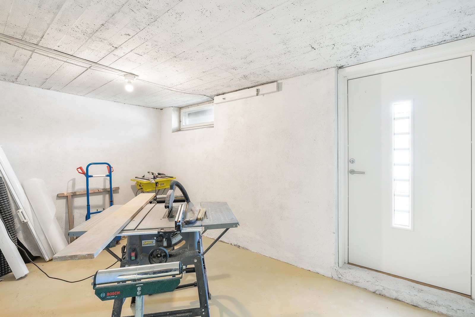 I kjelleren er det også 3 boder og bod/verksted. Galleribilde