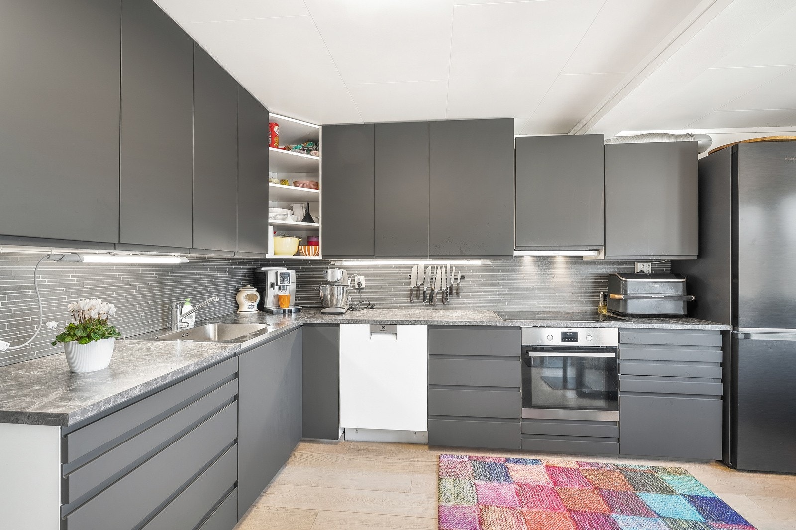 Kjøkkenet har praktisk innredning med god plass til oppbevaring. Galleribilde