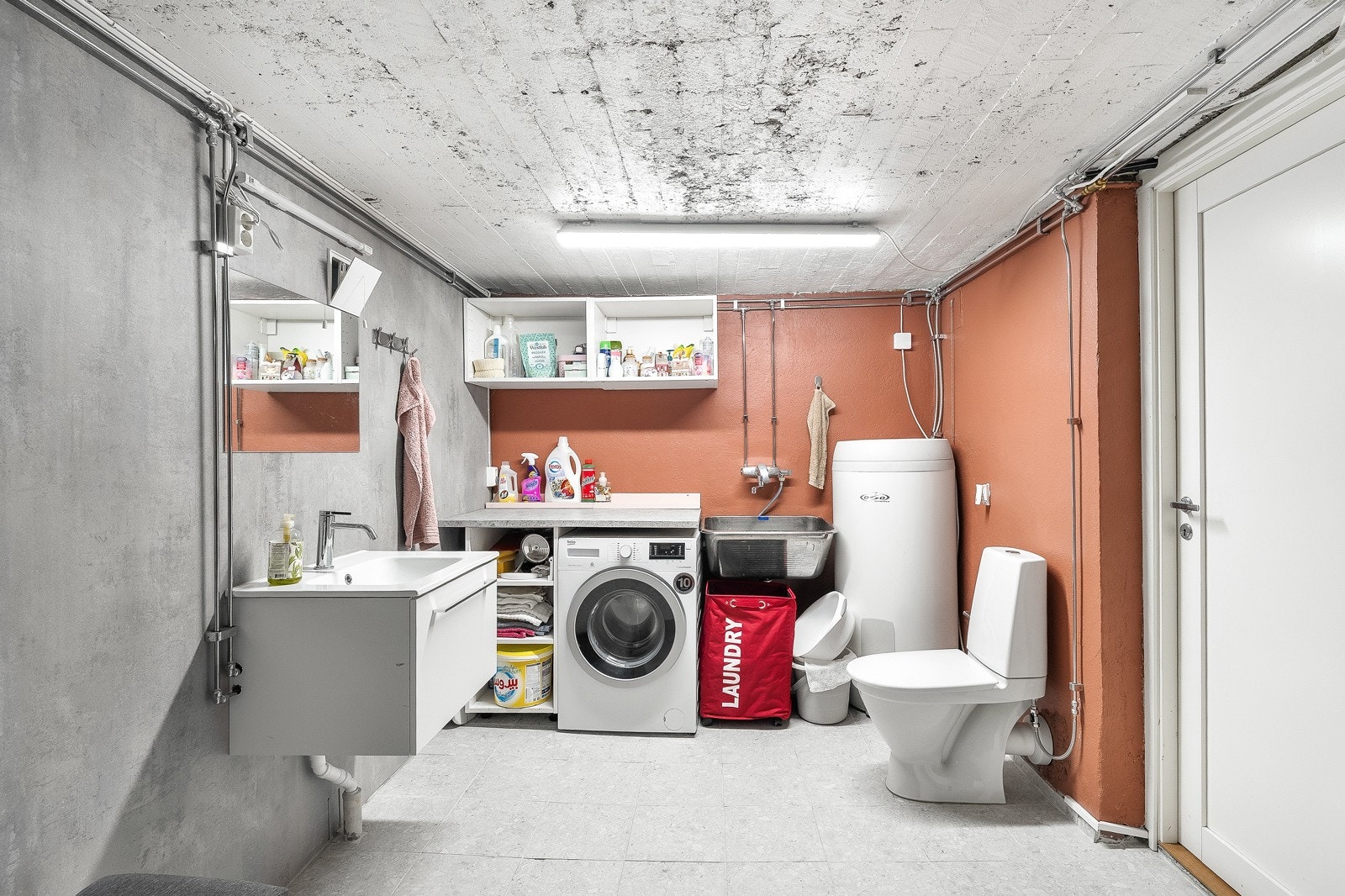 Vaskerom/bad i kjeller. Galleribilde