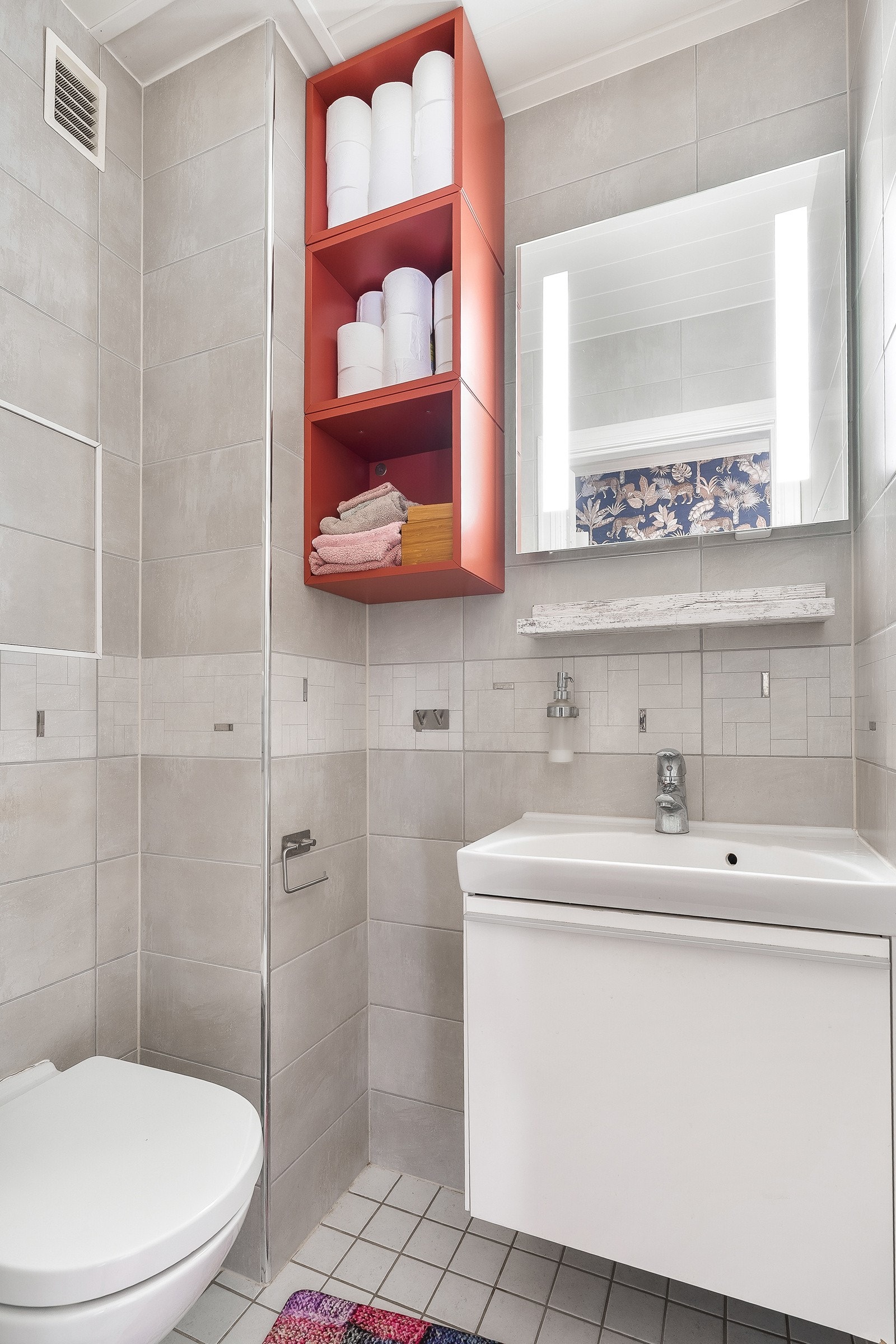 Toalettrom ved entreen i 1.etg. Galleribilde