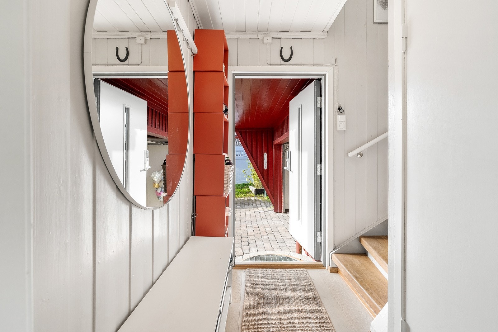 Entré med plass til å henge fra seg yttertøyet. Galleribilde