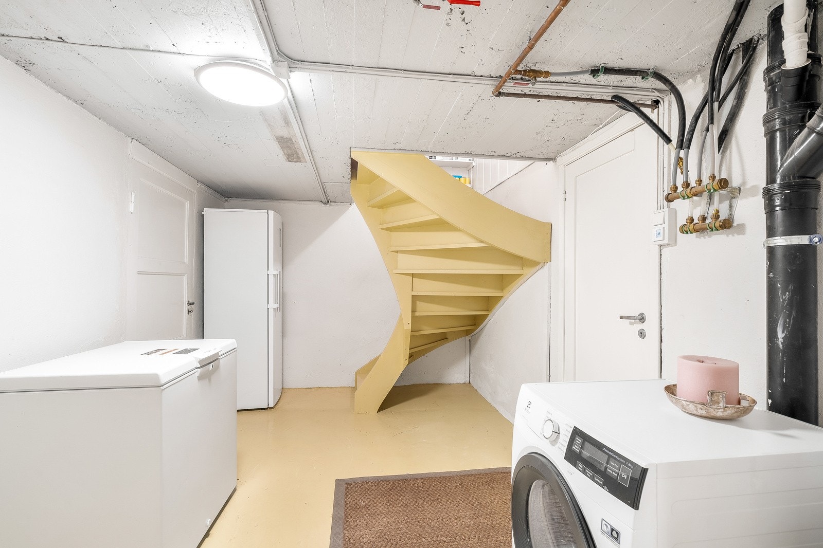 Trappegang med plass til oppbevaring. Galleribilde