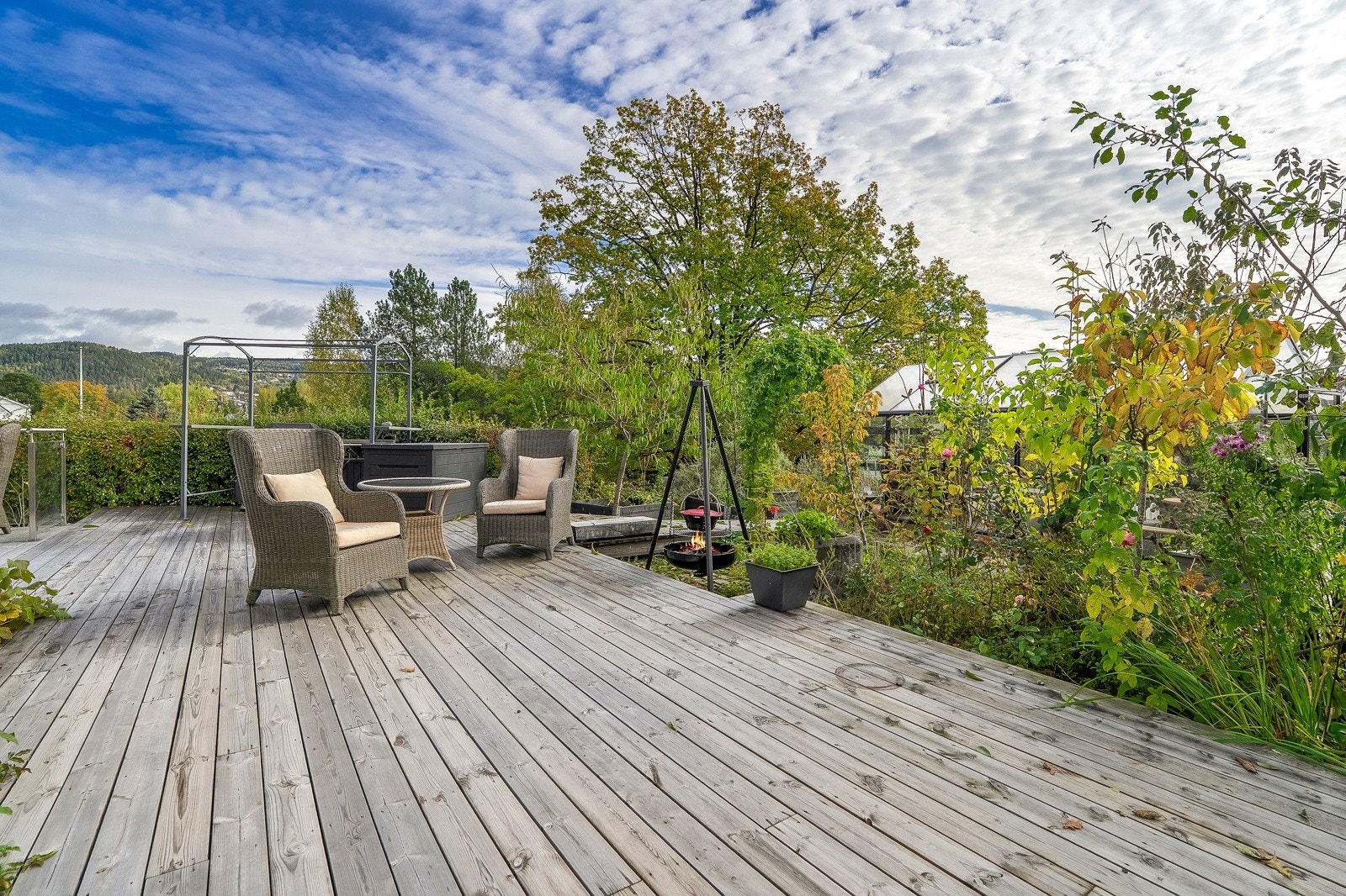 Det er god plass til skape fine utesoner med spiseplass, lounge og solsenger. Galleribilde