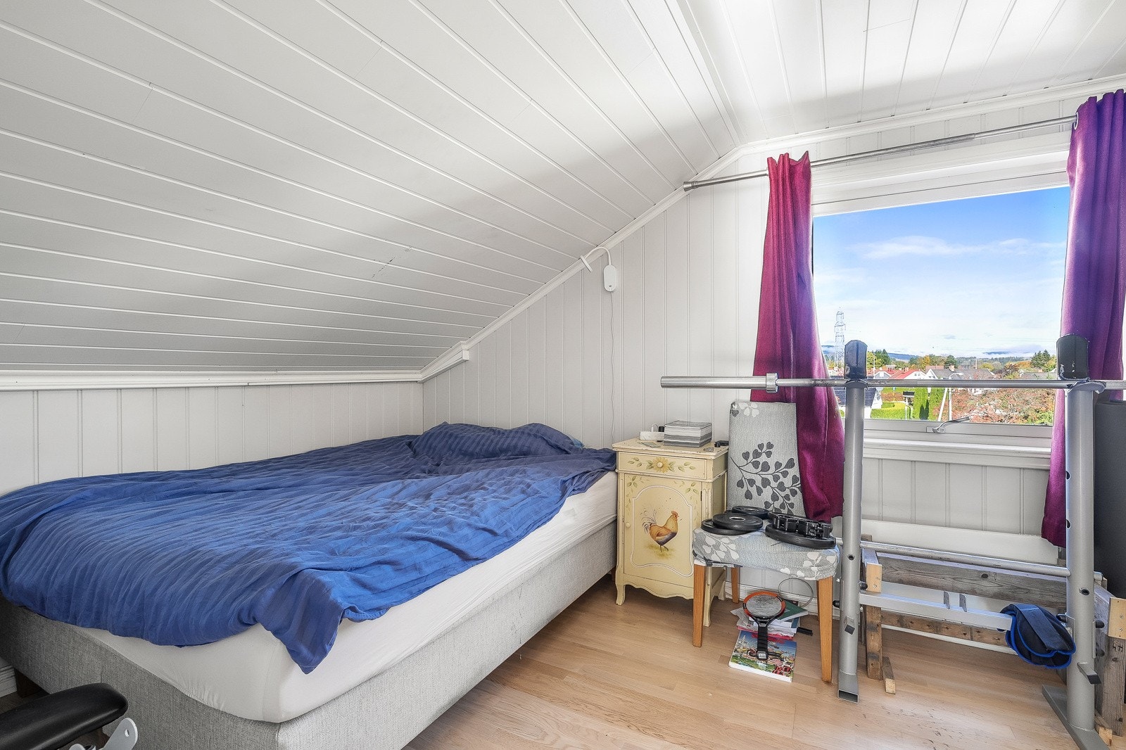 Det er totalt 3 soverom i 2. etasje. Galleribilde