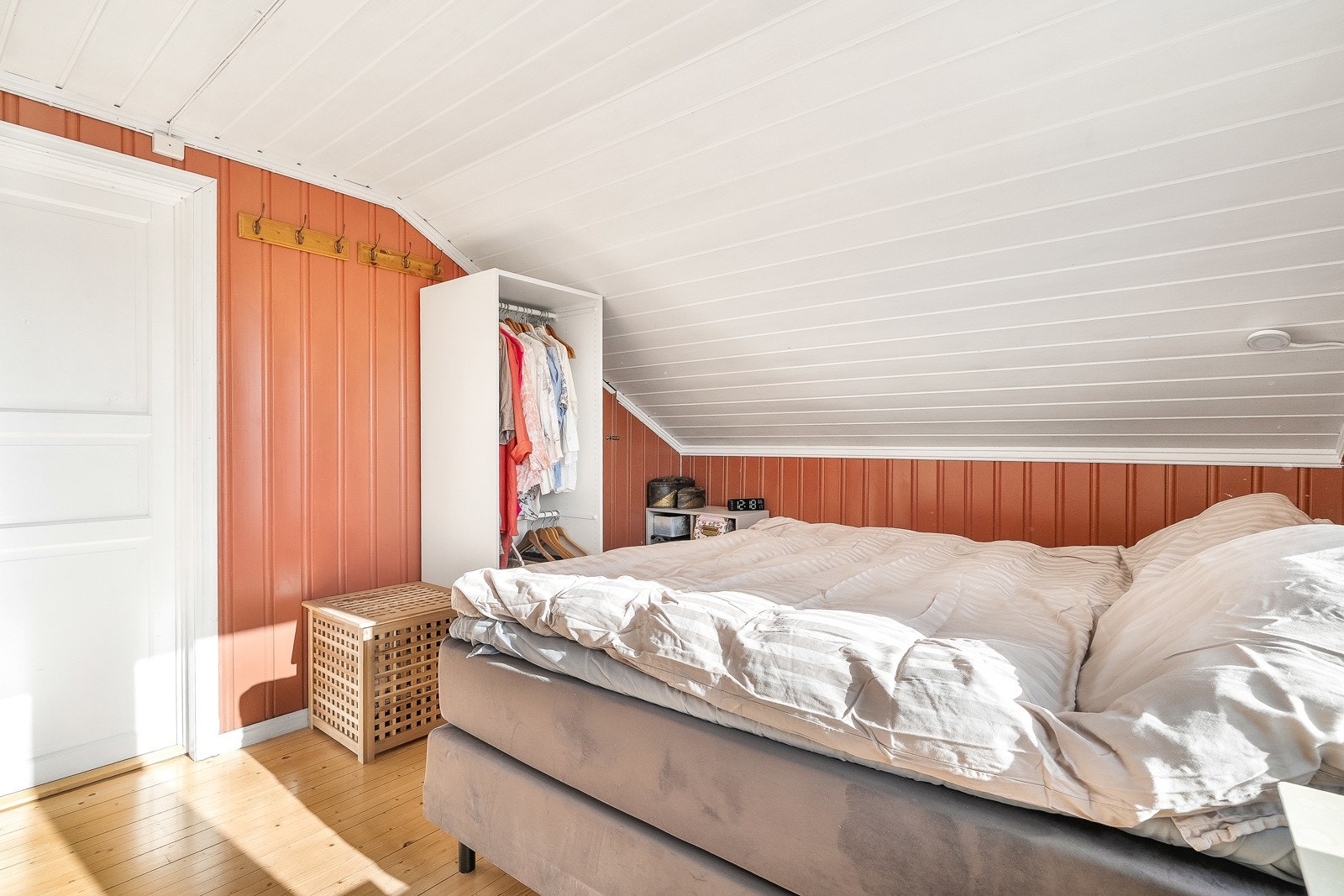 På soverommet er det god plass til dobbeltseng og garderobeskap. Galleribilde