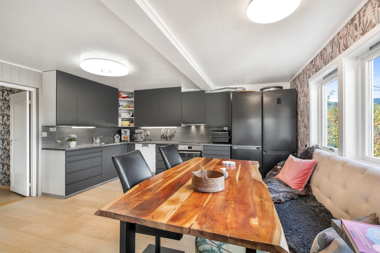 Separat kjøkken med tilknyttet spiseplass. Galleribilde