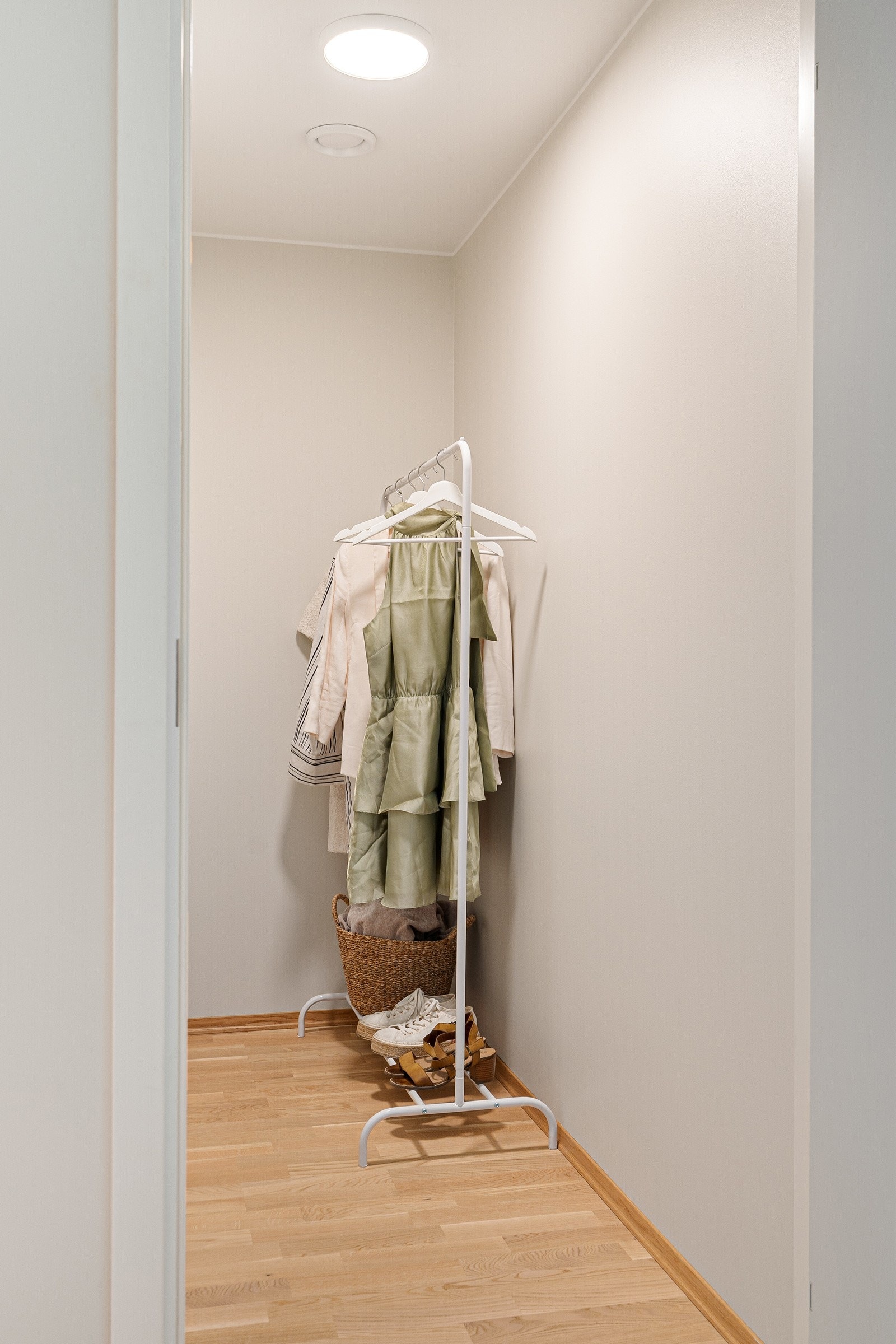 Ellers har leiligheten godt med lagringsplass i intern bod på 2 kvm og ekstern bod i kjeller, målt til 5 kvm. Galleribilde