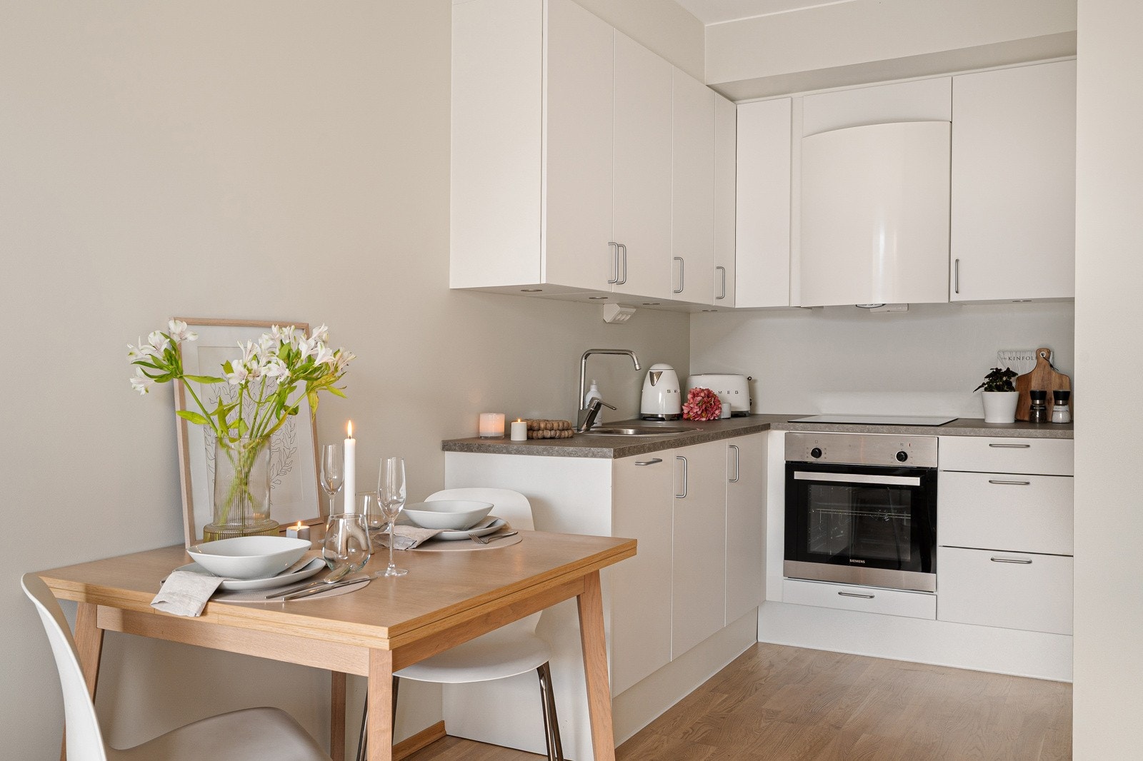 Hvitevarene er integrerte og består av stekeovn, platetopp, oppvaskmaskin, samt kjøl- og fryseskap. Galleribilde