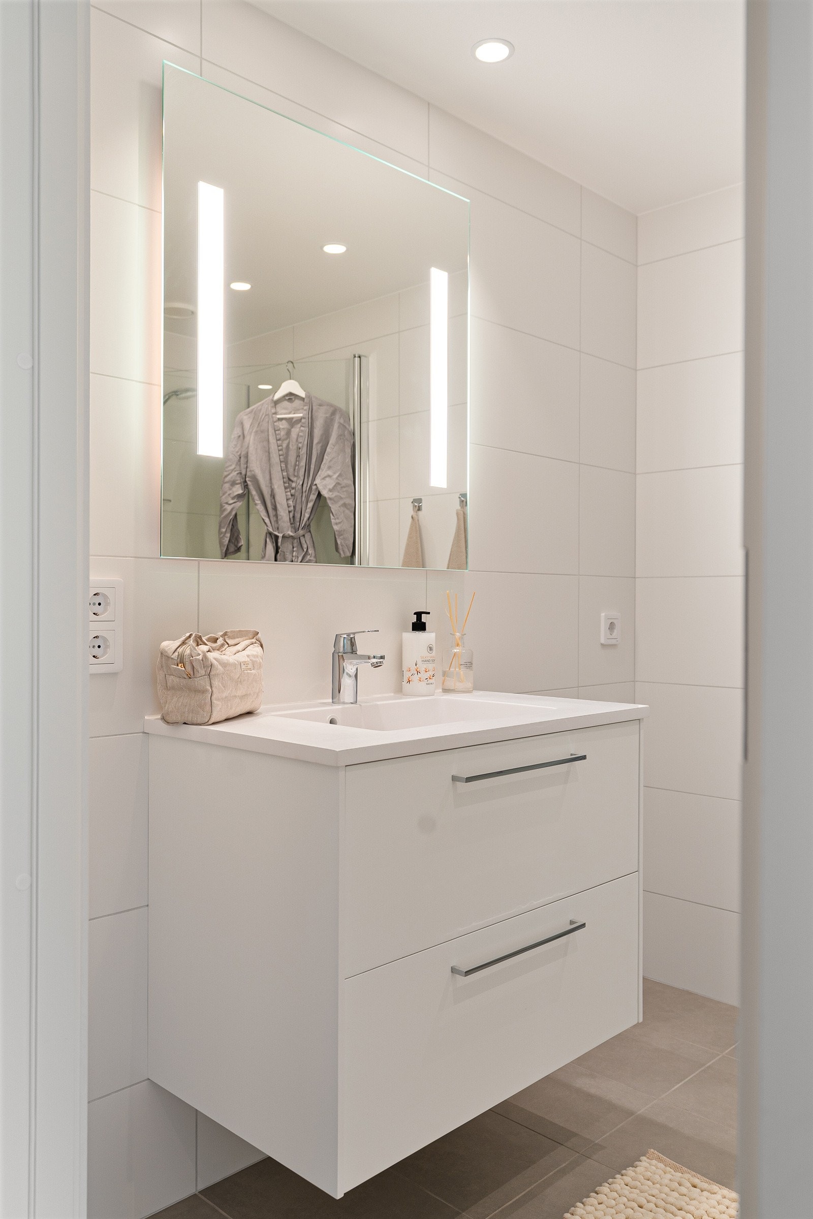 Innredningen har god lagringsplass i servantskuffer, under heldekkende servant. Galleribilde