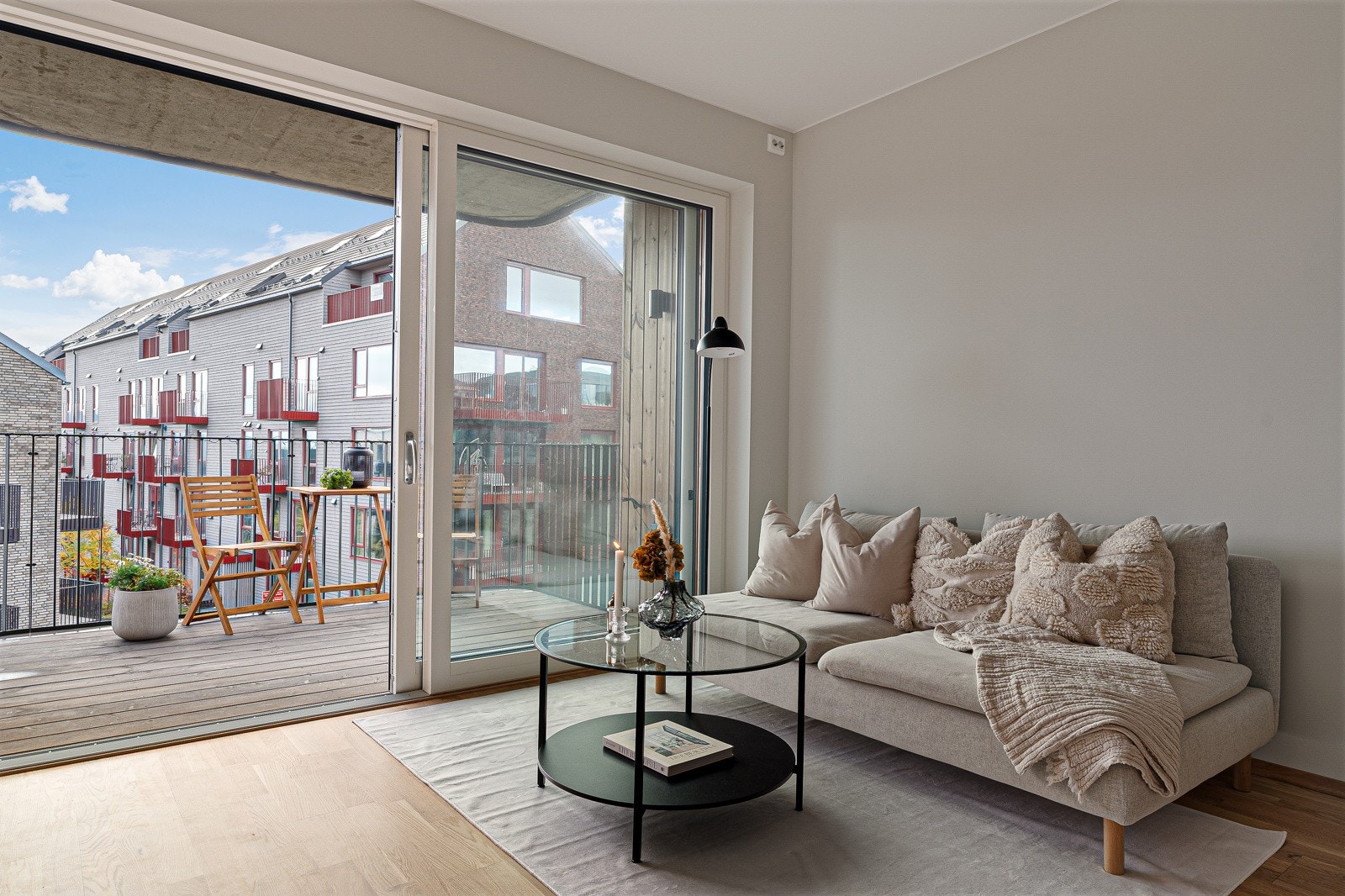 Med parkett på gulv og vegger holdt i lyse og nøytrale toner, er det enkelt å supplere med egne møbler og tekstiler. Galleribilde