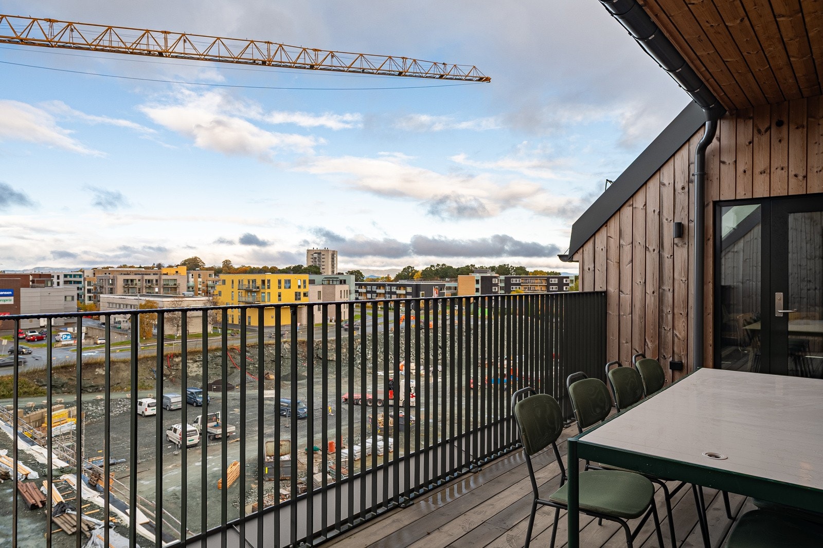 Leiligheten har tilgang på felles terrasse og fellesrom med enkelt kjøkken og spisesalong i byggets 5. etasje. Galleribilde