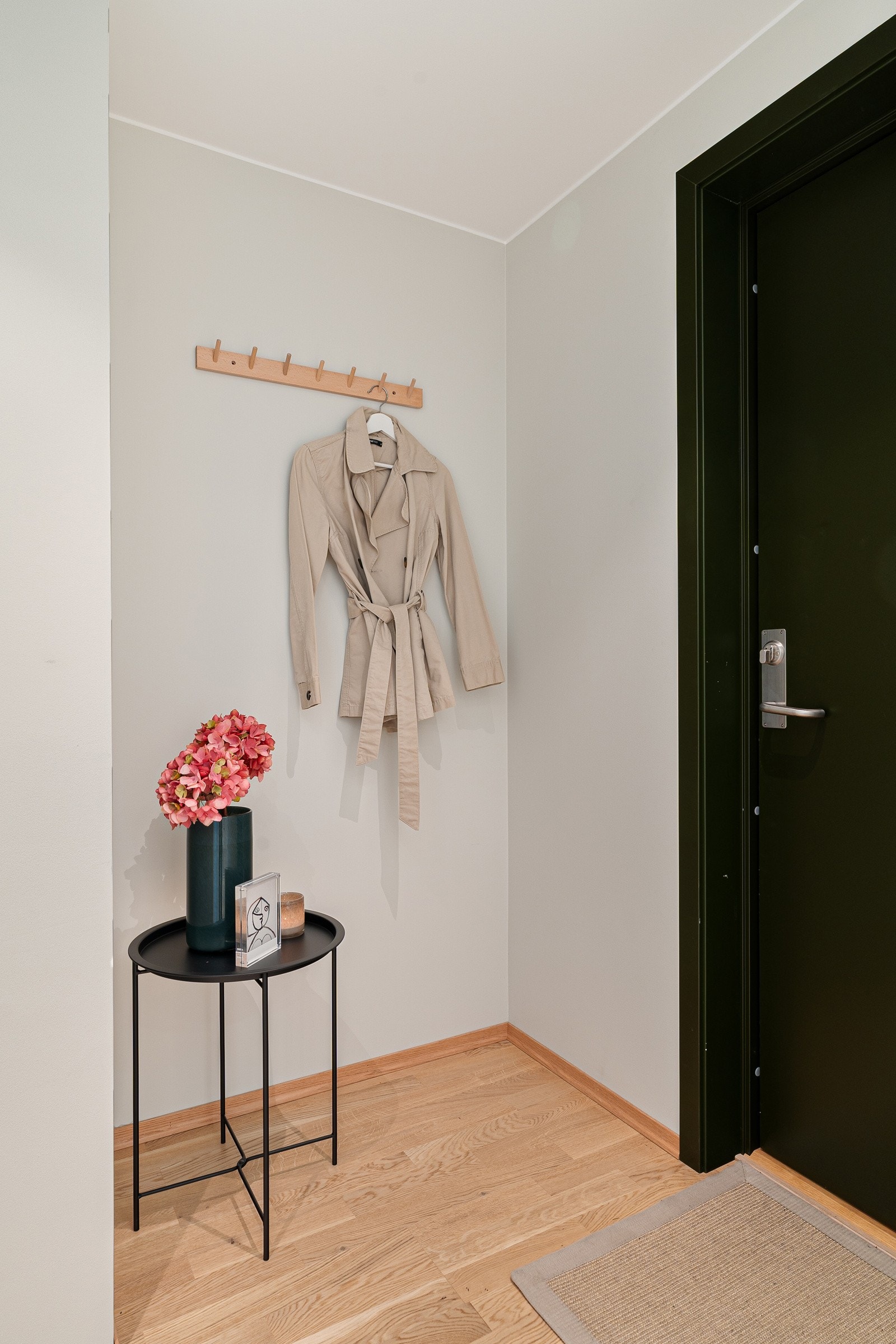 Forbi inngangsdøren venter en lys og innbydende entré, med plass til garderobeløsning. Galleribilde