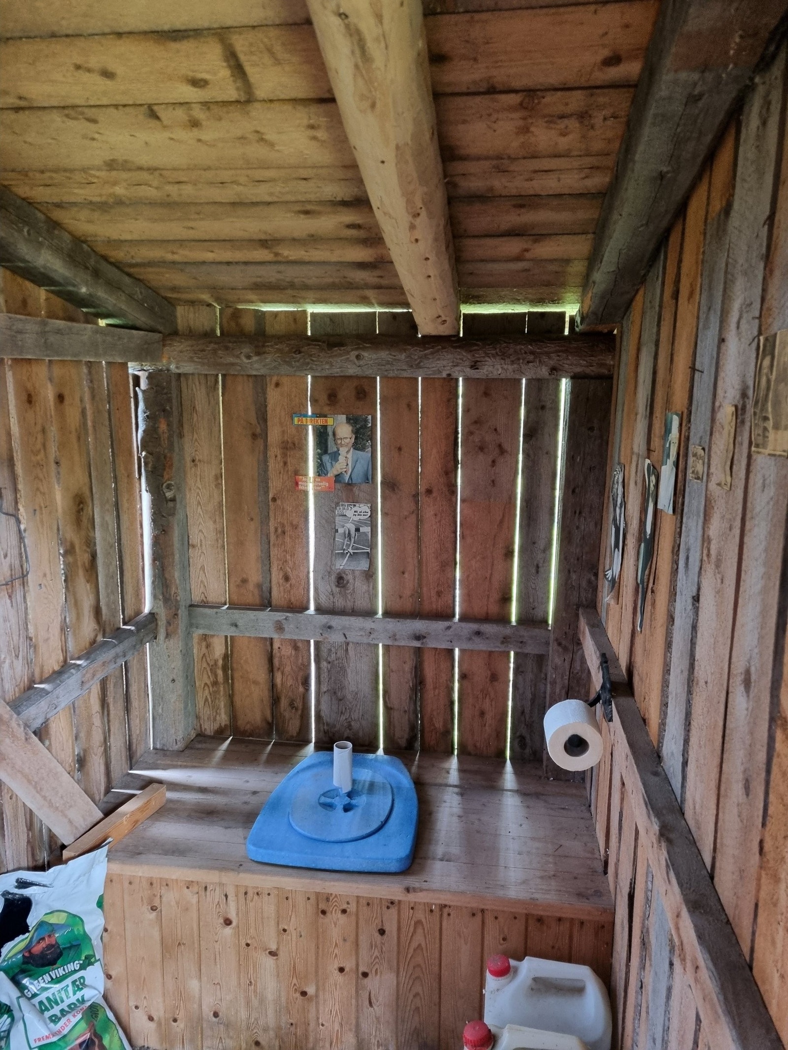 Uthus med utedo Galleribilde