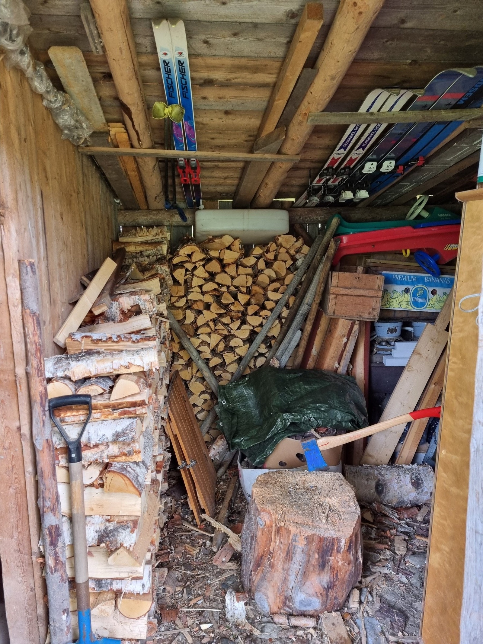 Uthus med vedskjul og redskap Galleribilde