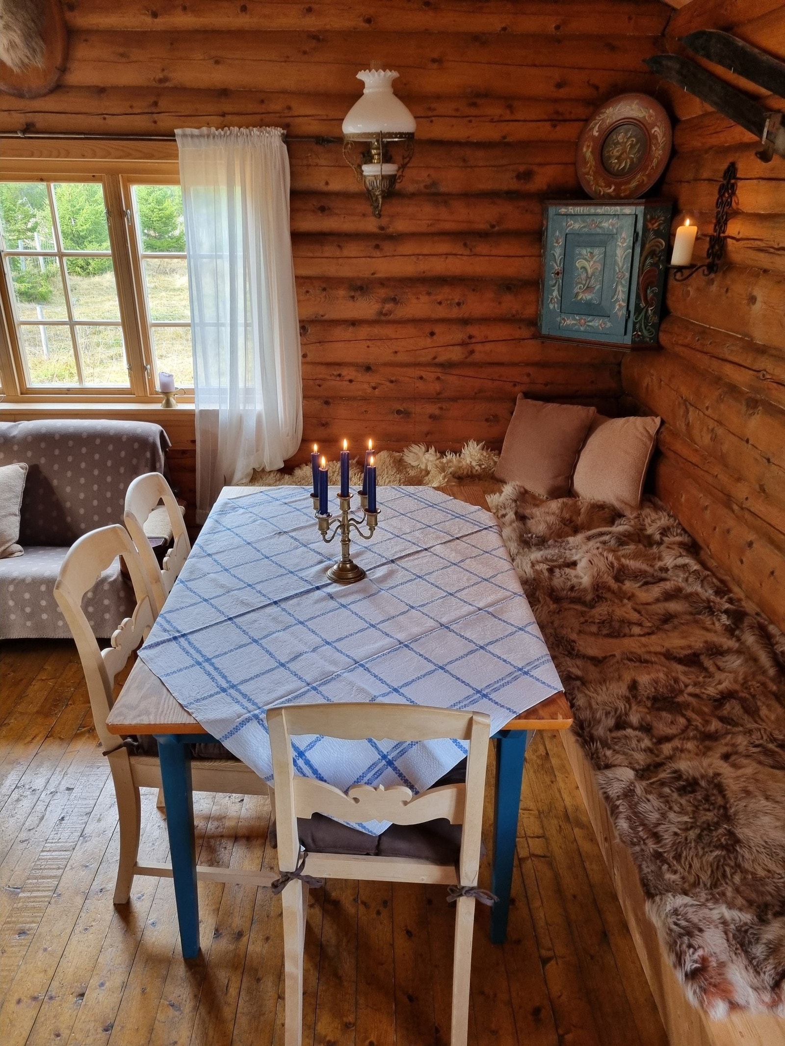 Koselig spiseplass med oppbevaring i benker Galleribilde