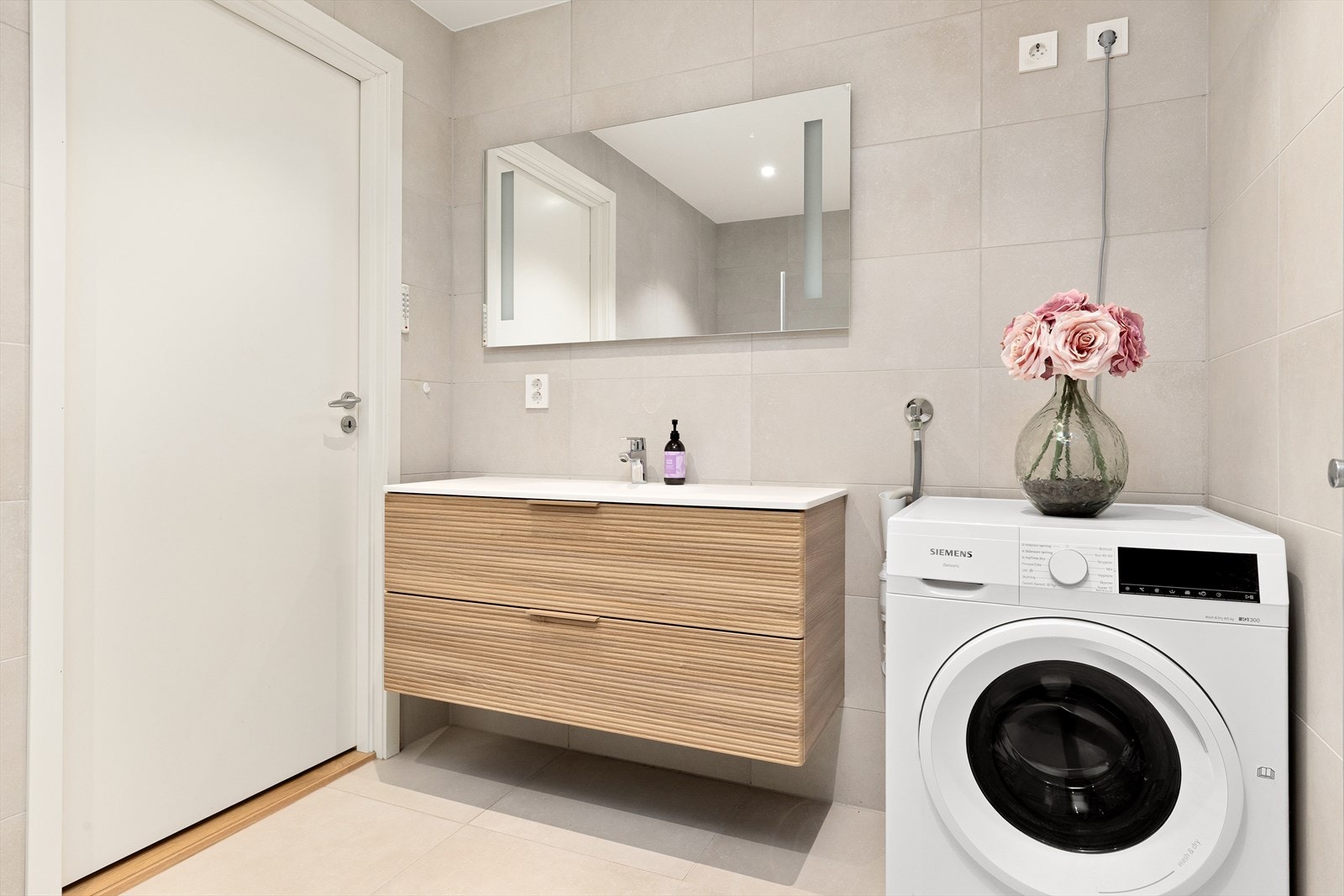 Badet er delikat med innredning med nedfelt servant og opplegg for vaskemaskin. Elektriske varmekabler. Galleribilde