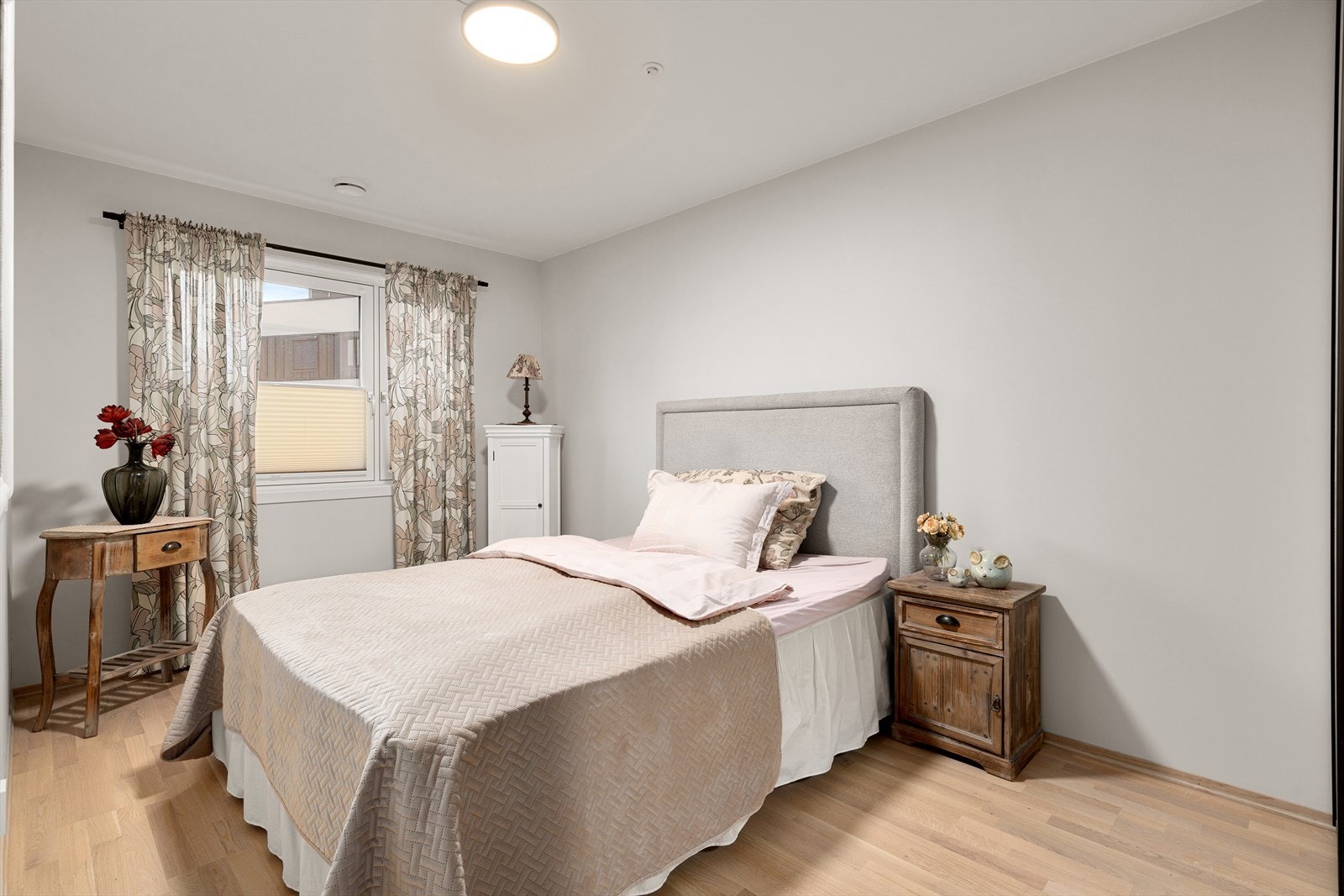 Leiligheten har 2 soverom. Dette har god plass til dobbeltseng. Rommet vender inn mot sameiet hageområde. Galleribilde