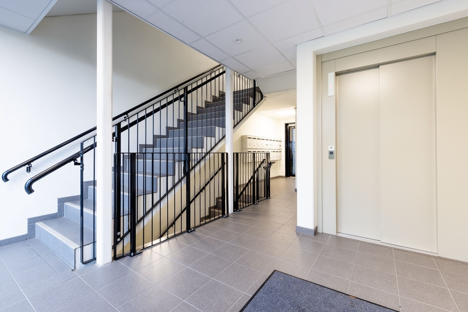 Trappeoppgangen med heis. Galleribilde