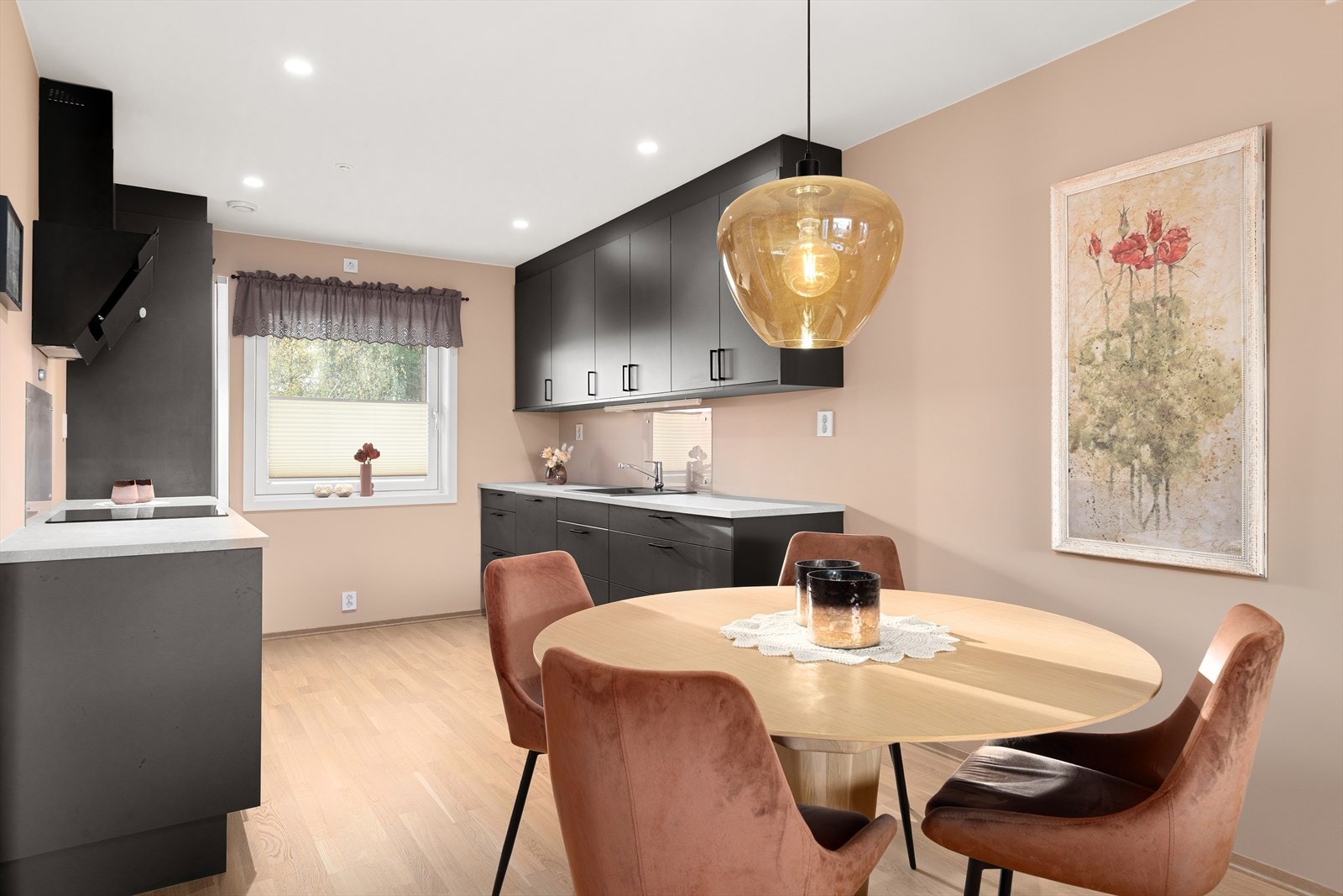 Det er romslig åpen kjøkken/stue løsning. Galleribilde