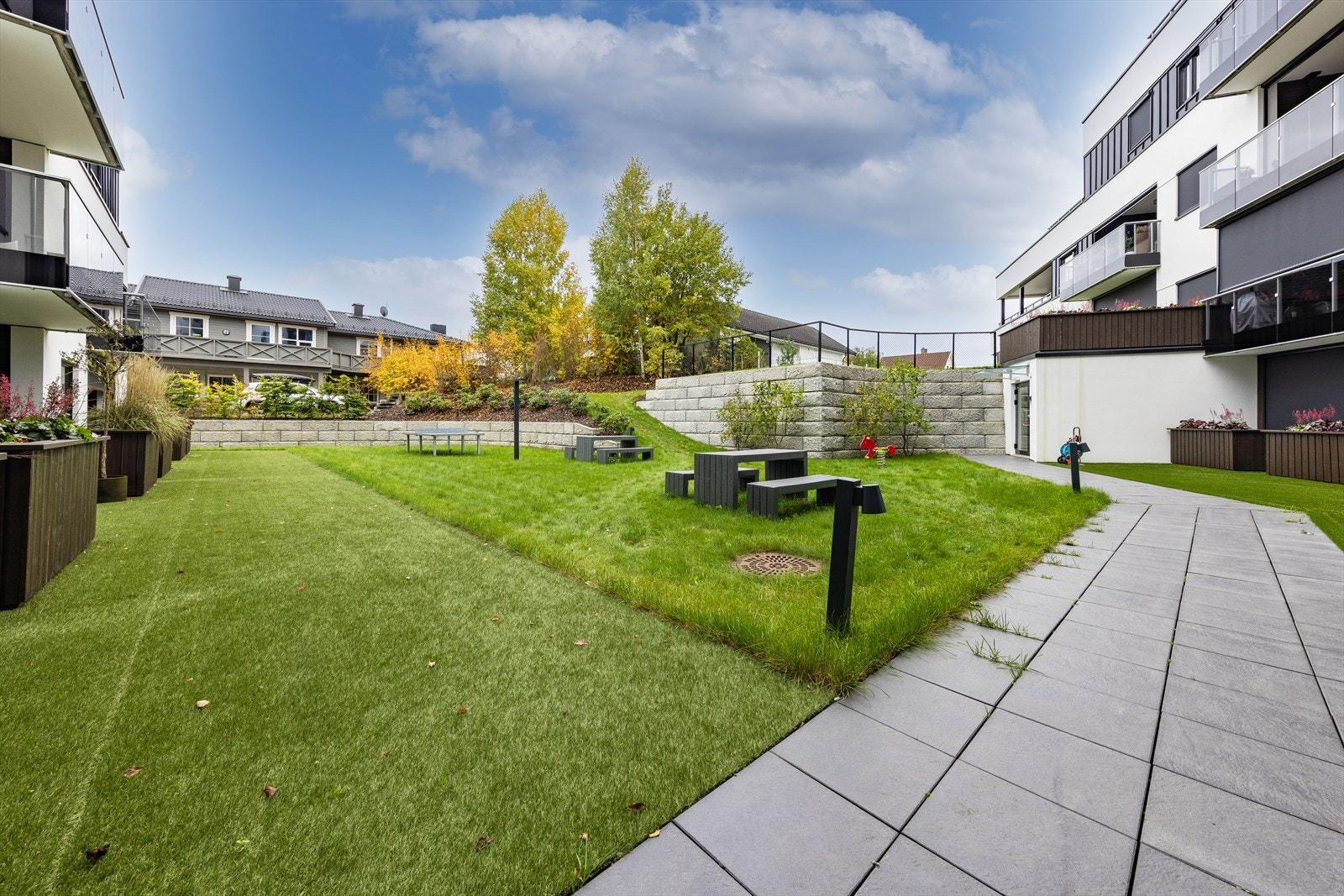 Fellesområder er opparbeidet og velholdt med gangstier og felles uteareal. Galleribilde