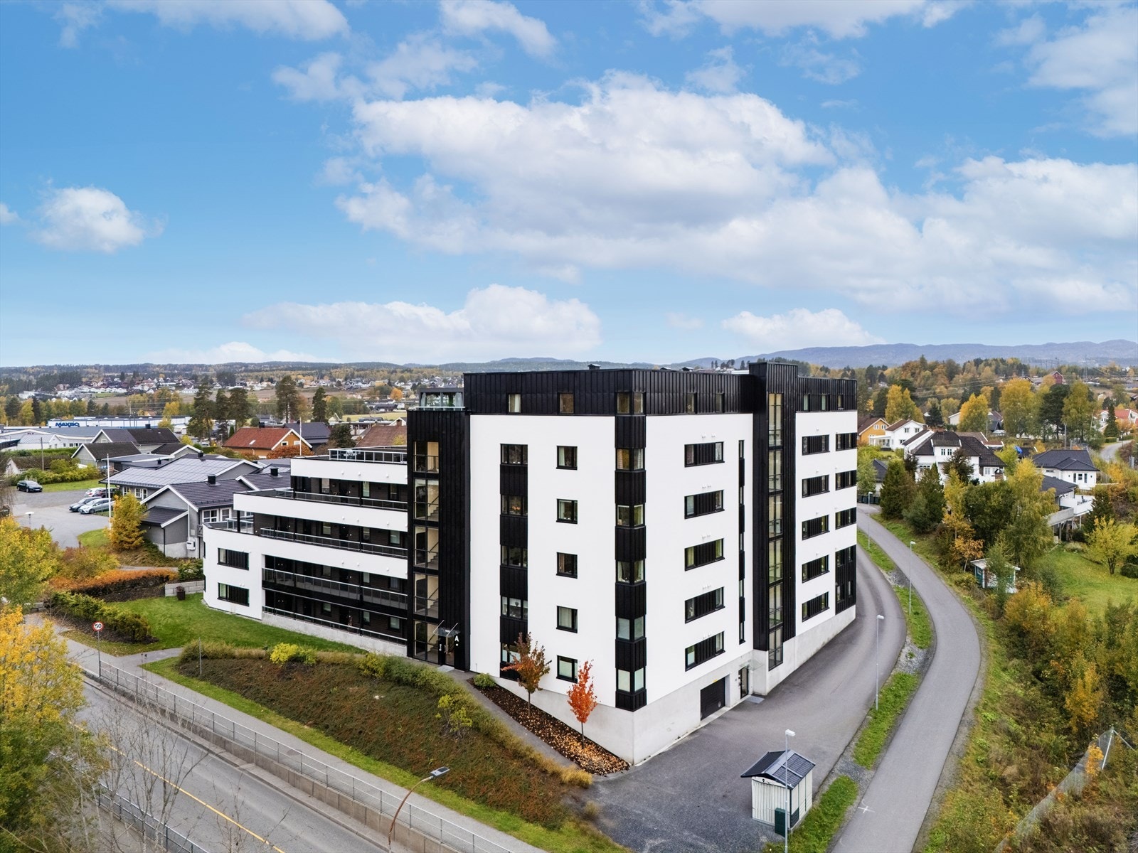 Eiendommen ligger sentralt til i et etablert boligområde i Hokksund Galleribilde